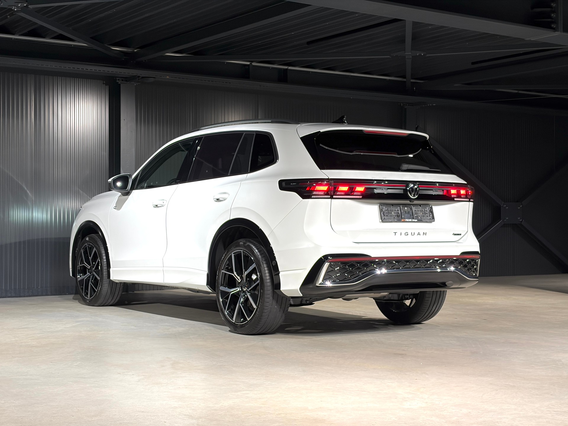 VW Tiguan 2.0 TDI SCR R-Line DSG *VOLLLEDER*-image-7