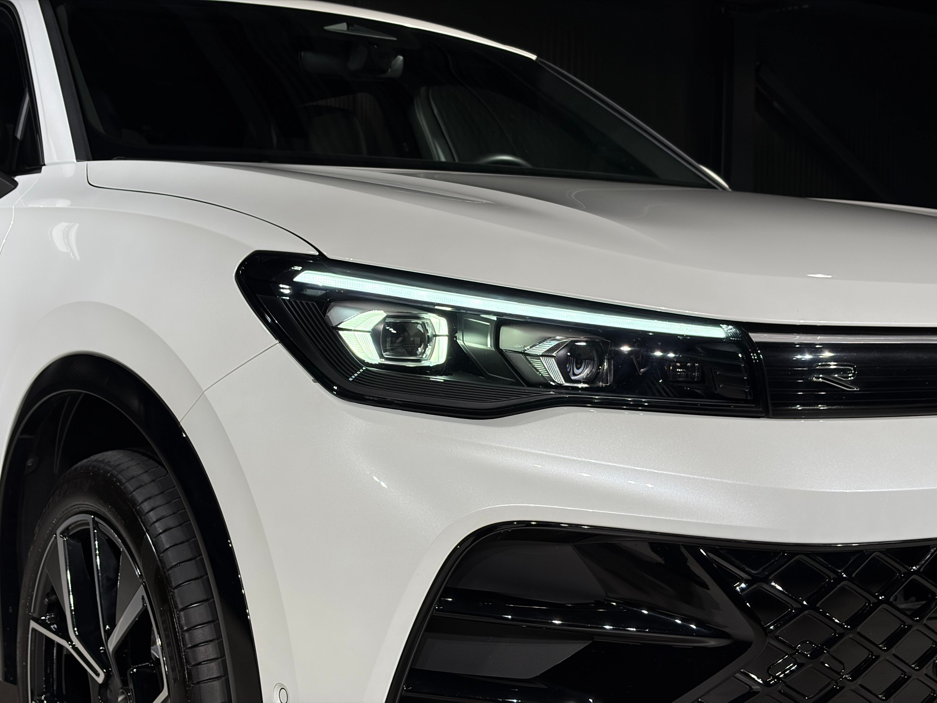 VW Tiguan 2.0 TDI SCR R-Line DSG *VOLLLEDER*-image-24