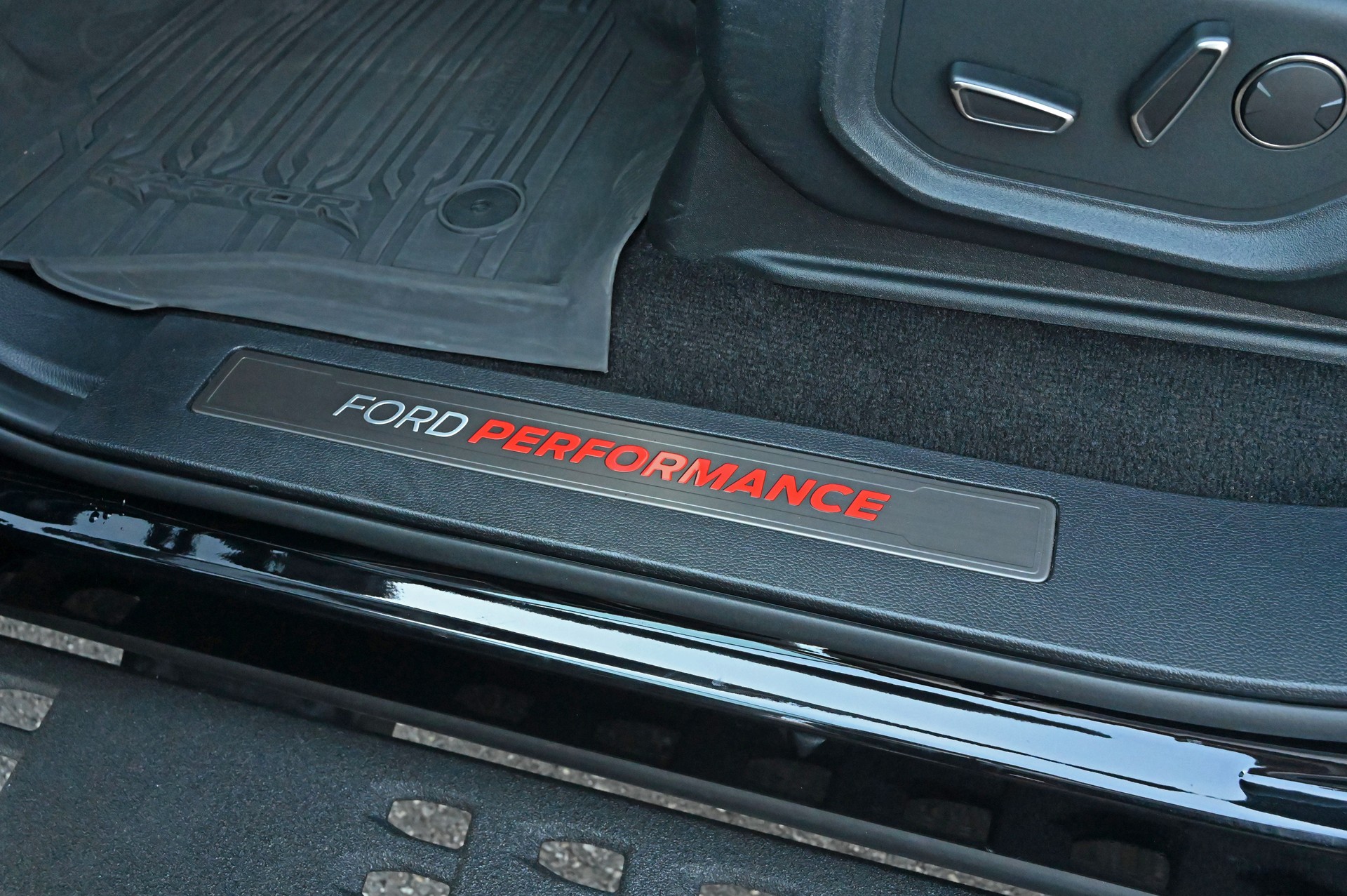 FORD F-150 Raptor SuperCab 3.5 EcoBoost V6 4x4-image-17