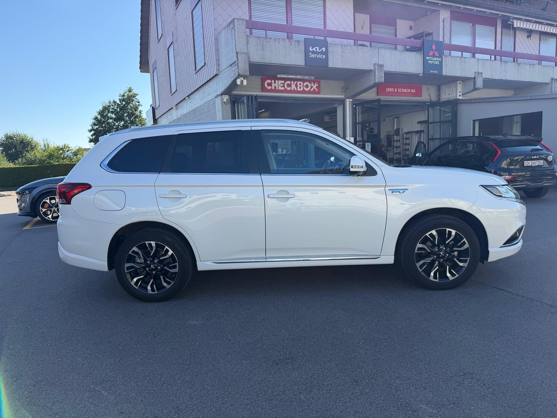 MITSUBISHI Outlander 2.0 PHEV Diamond-showroom-element-3