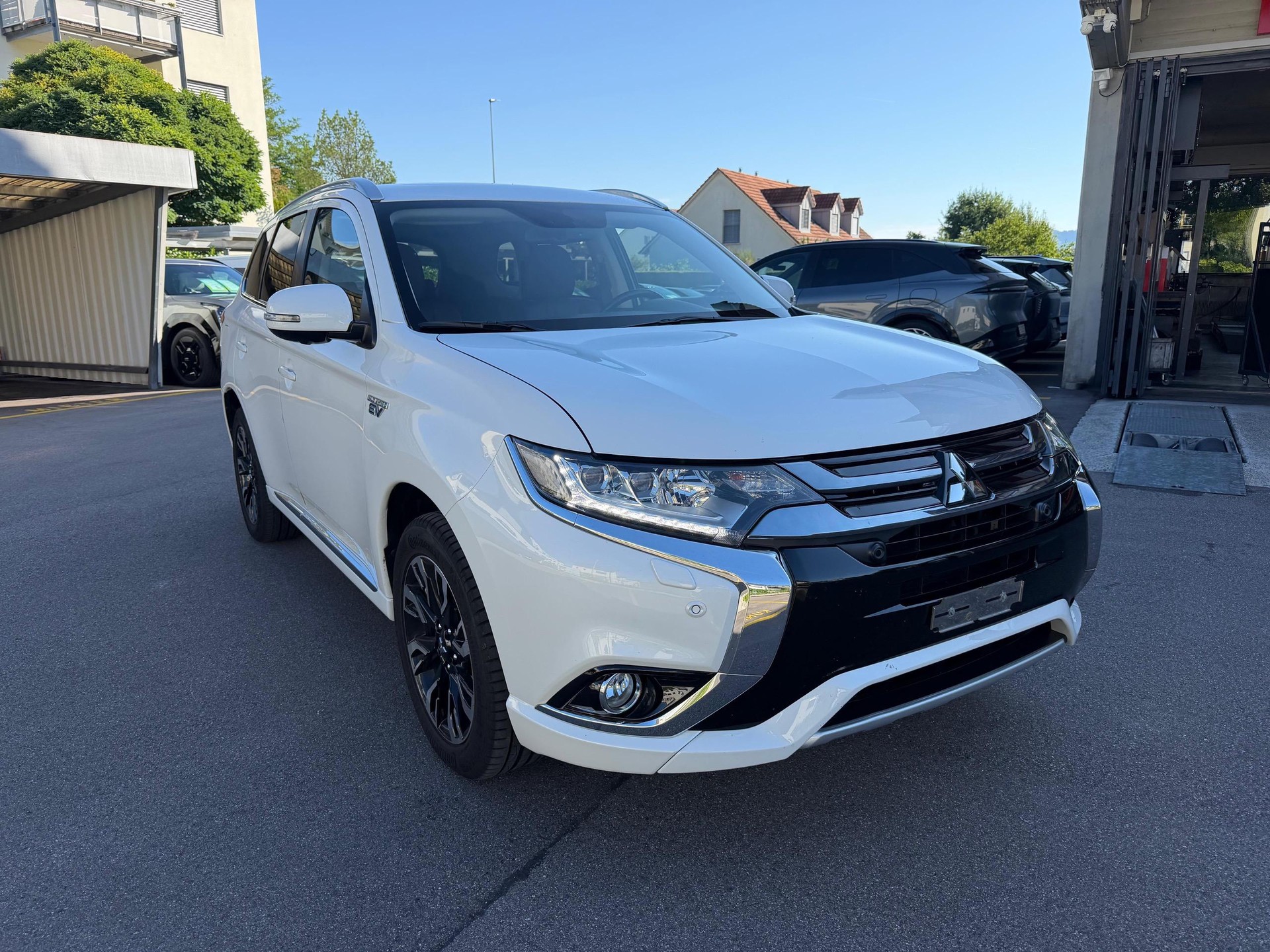 MITSUBISHI Outlander 2.0 PHEV Diamond-showroom-element-2