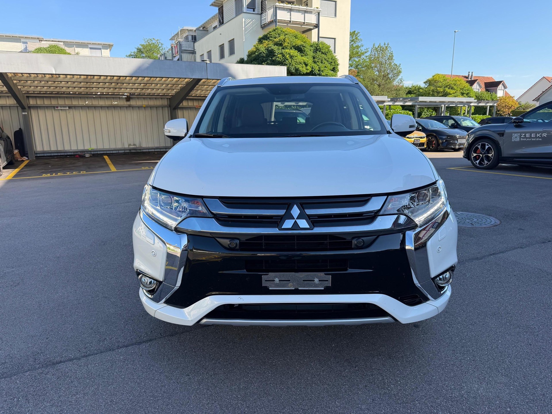 MITSUBISHI Outlander 2.0 PHEV Diamond-showroom-element-1