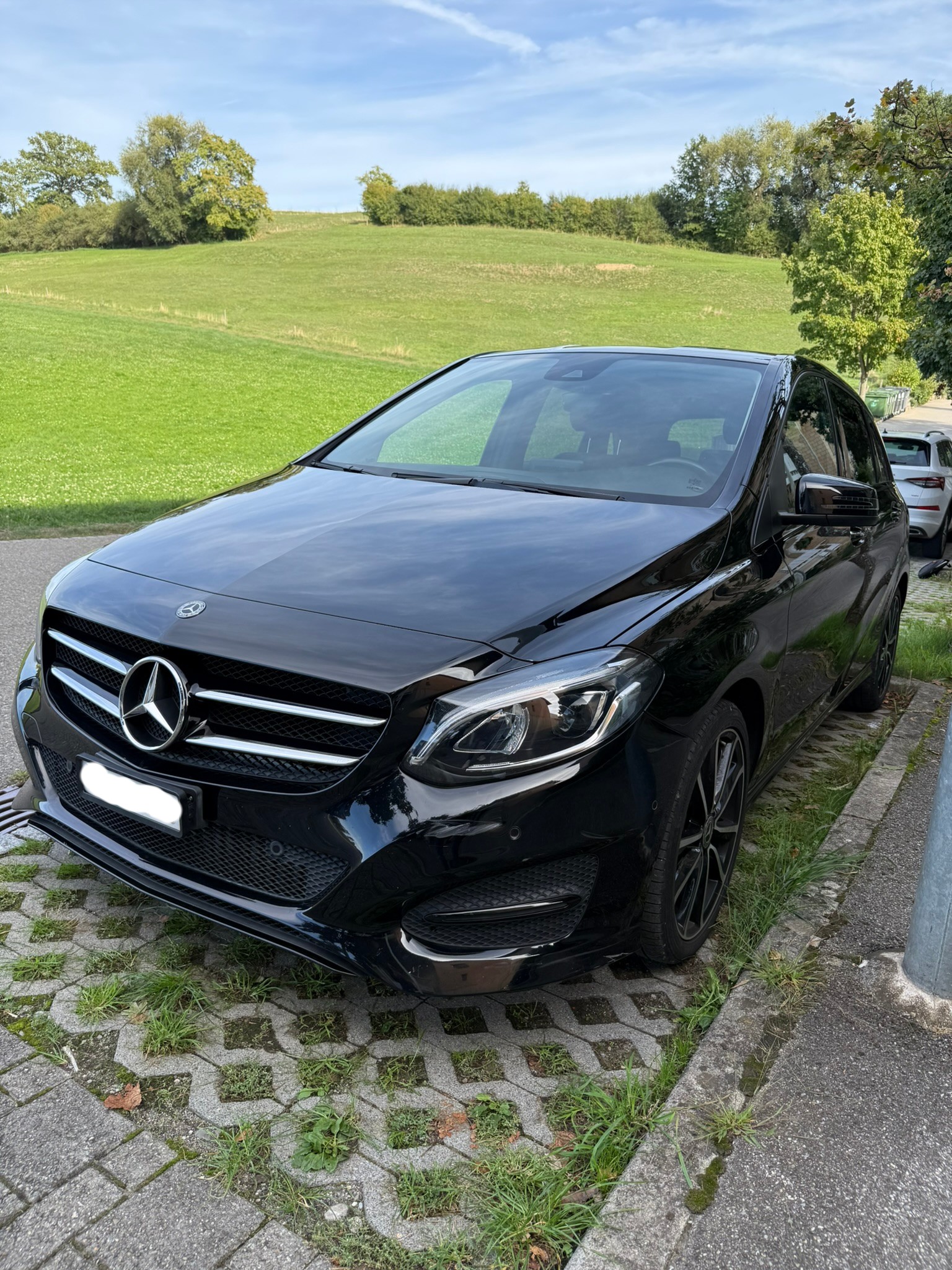 MERCEDES-BENZ B 220 4Matic | Apple CarPlay | Night-Paket | Assistente | Ambientebeleuchtung | Sitzheizung-image-1