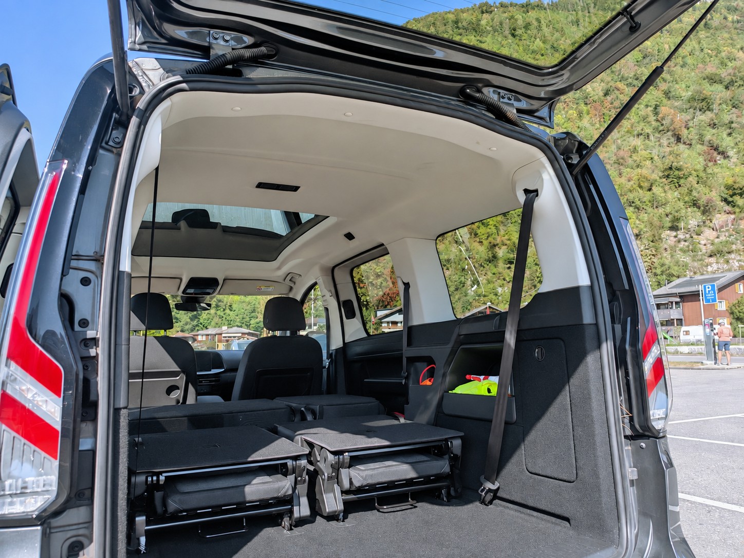 FORD GRAND TOURNEO CONNECT-image-2