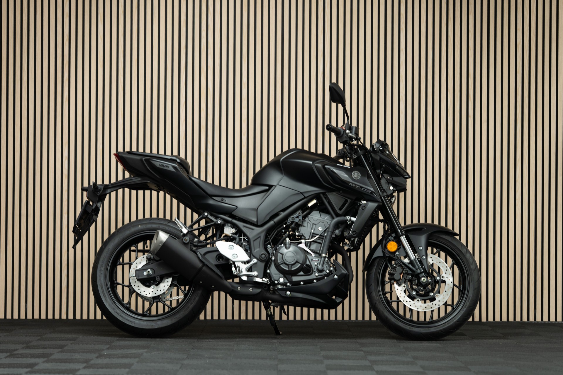 YAMAHA MT-03 mit Fahrwerkstieferlegung