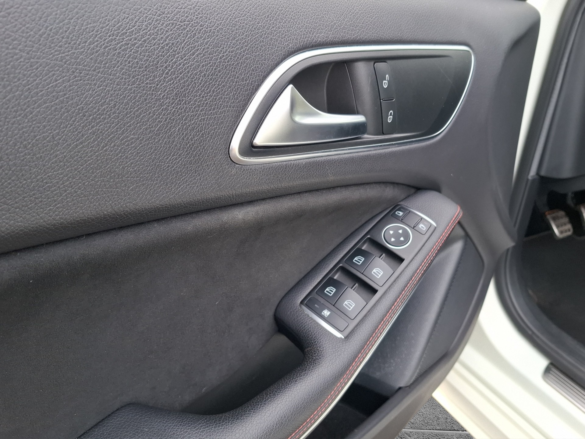 MERCEDES-BENZ A 180 AMG Line-image-13