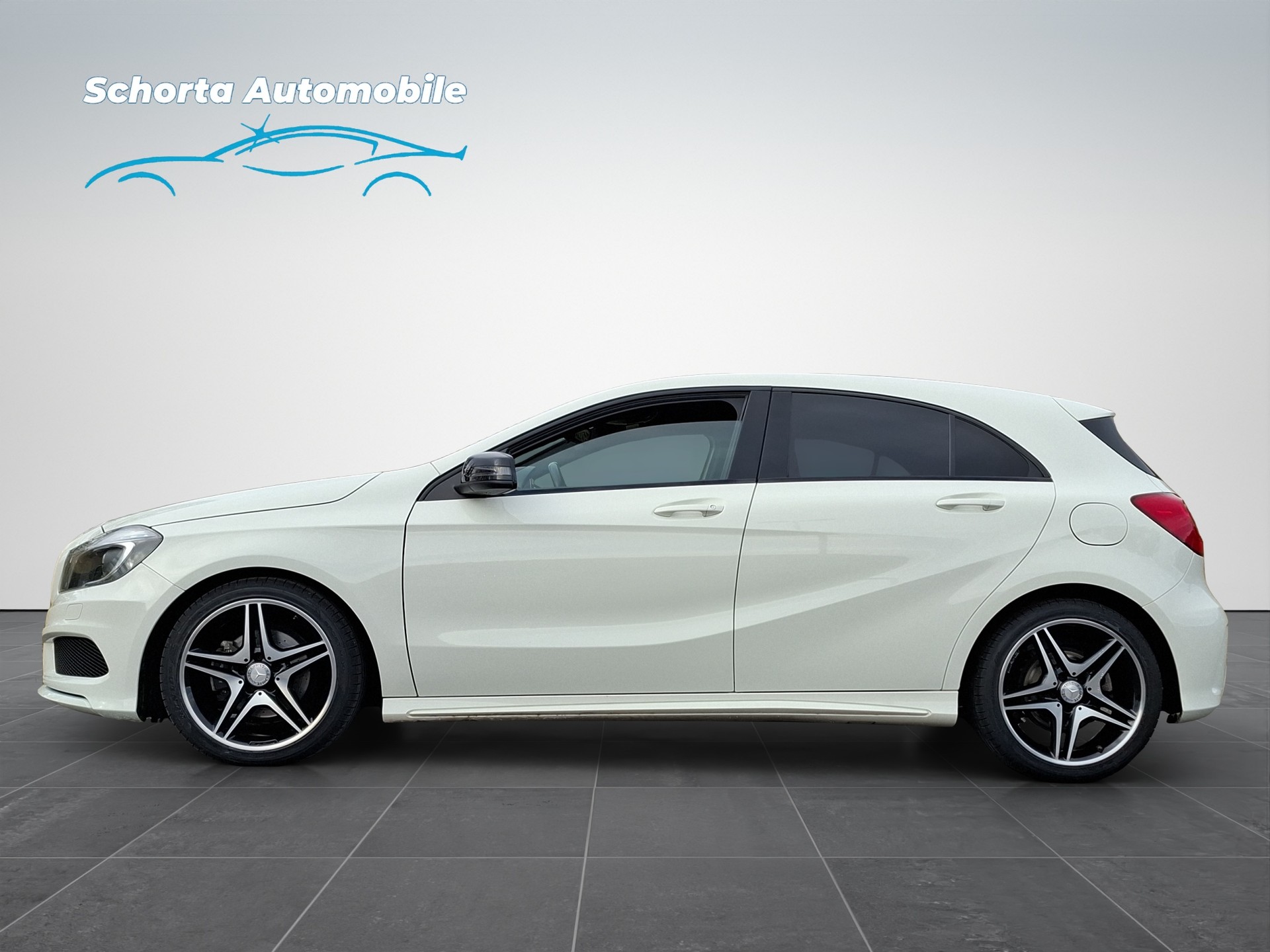 MERCEDES-BENZ A 180 AMG Line-showroom-element-1