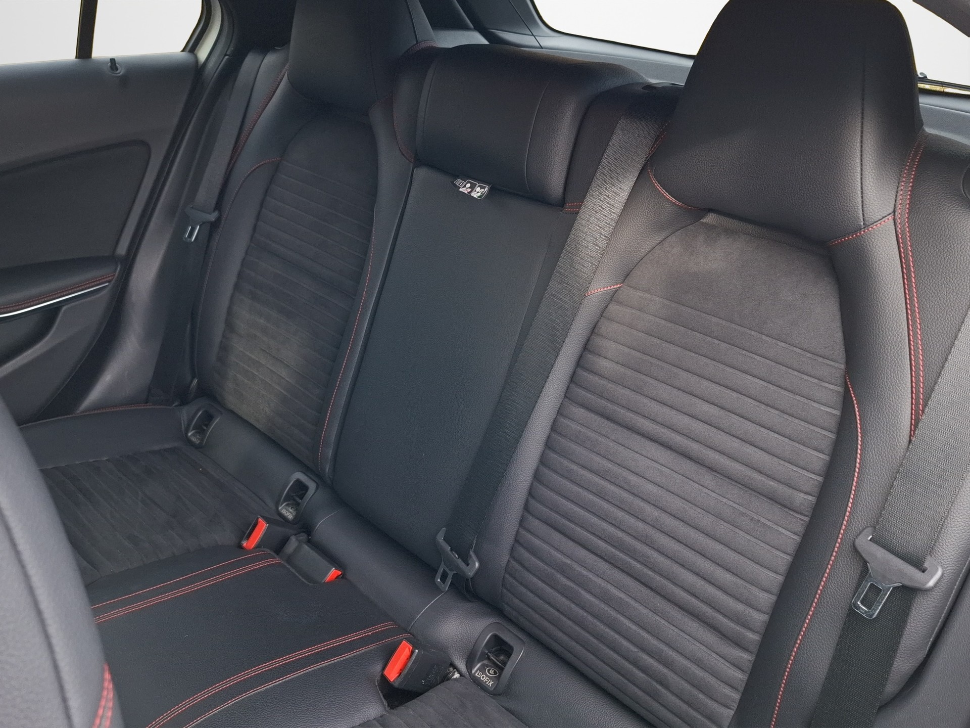 MERCEDES-BENZ A 180 AMG Line-image-12
