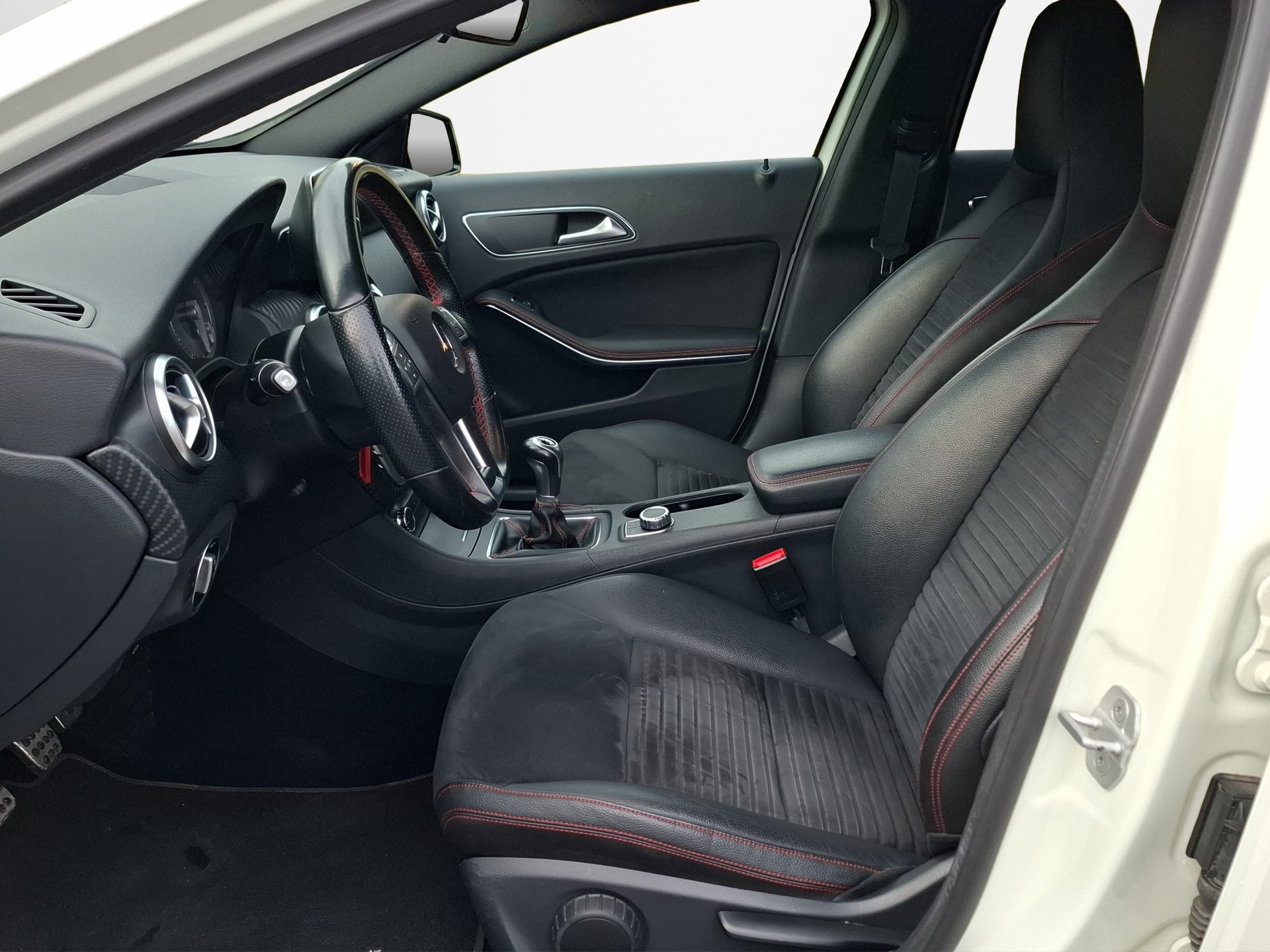 MERCEDES-BENZ A 180 AMG Line-image-10