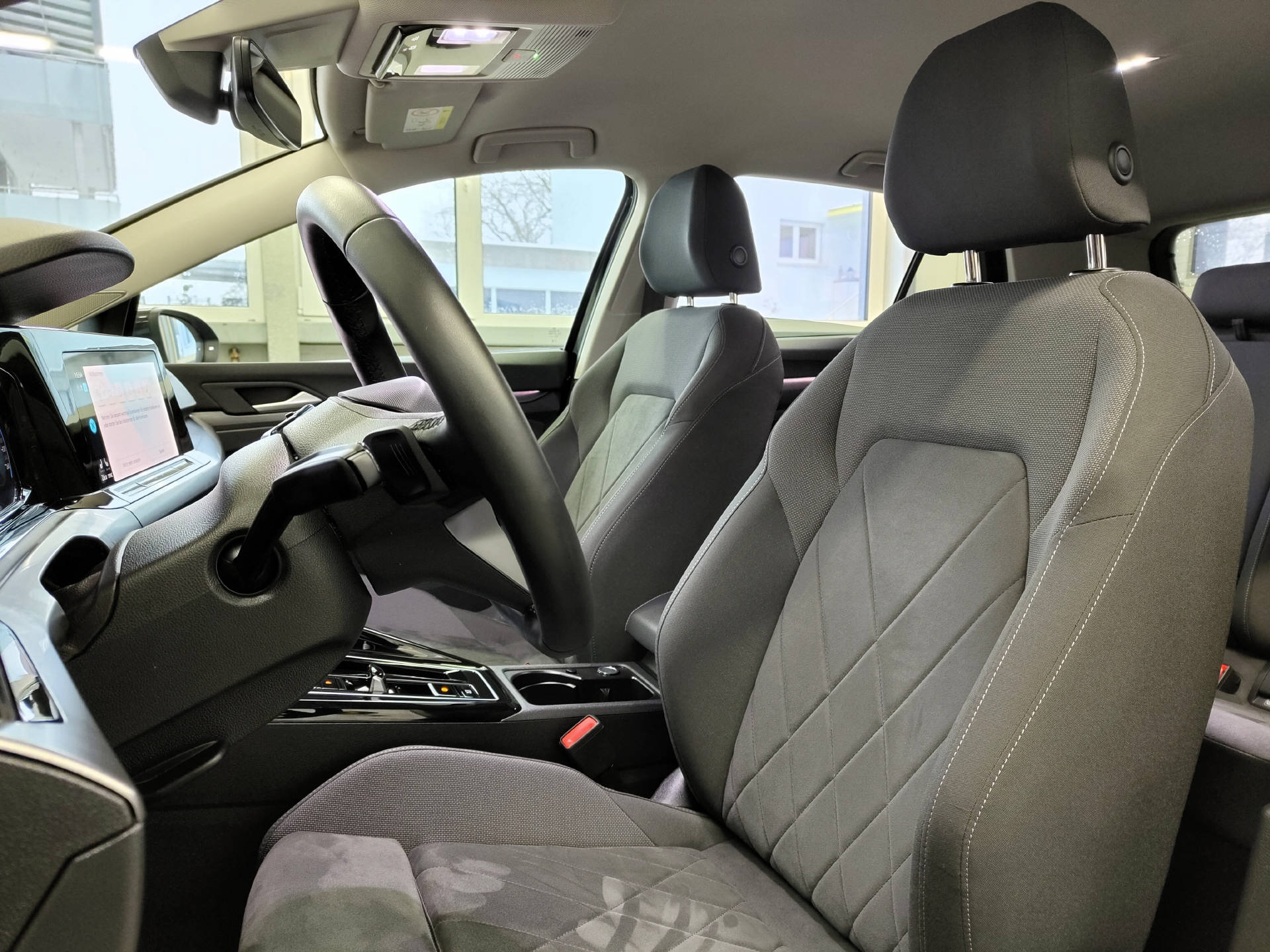 VW Golf VIII 2.0 TSI Style DSG 4Motion-image-5