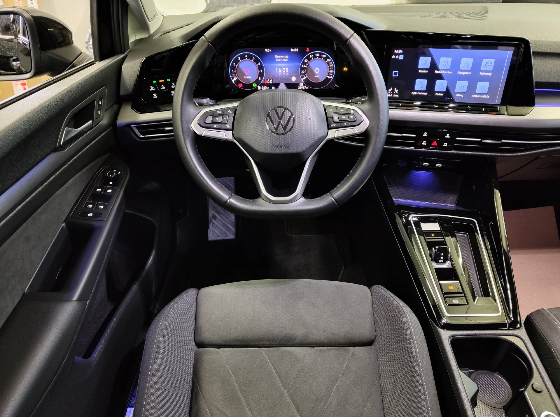 VW Golf VIII 2.0 TSI Style DSG 4Motion-image-4