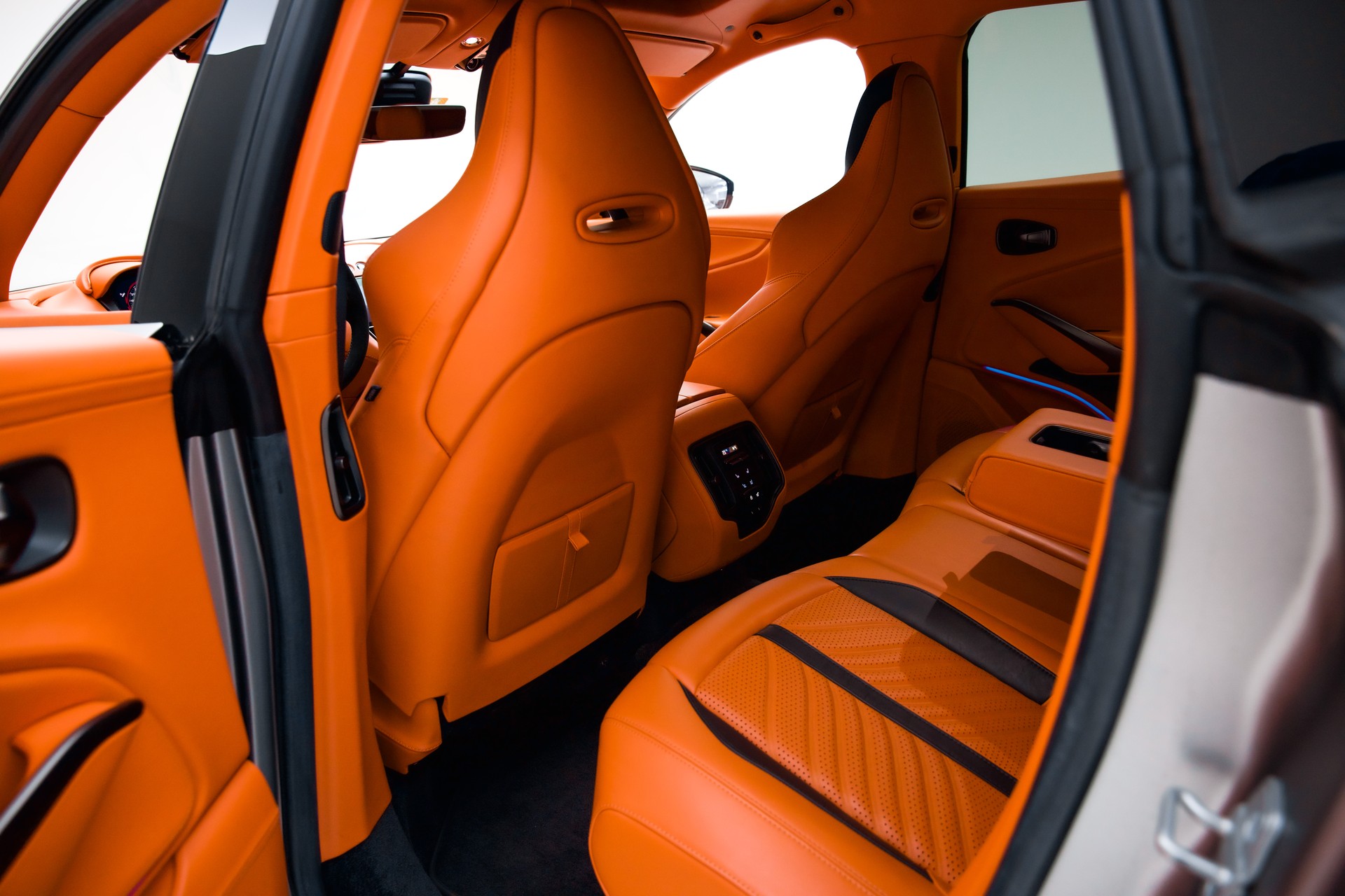 ASTON MARTIN DBX 707 4.0 V8-image-22