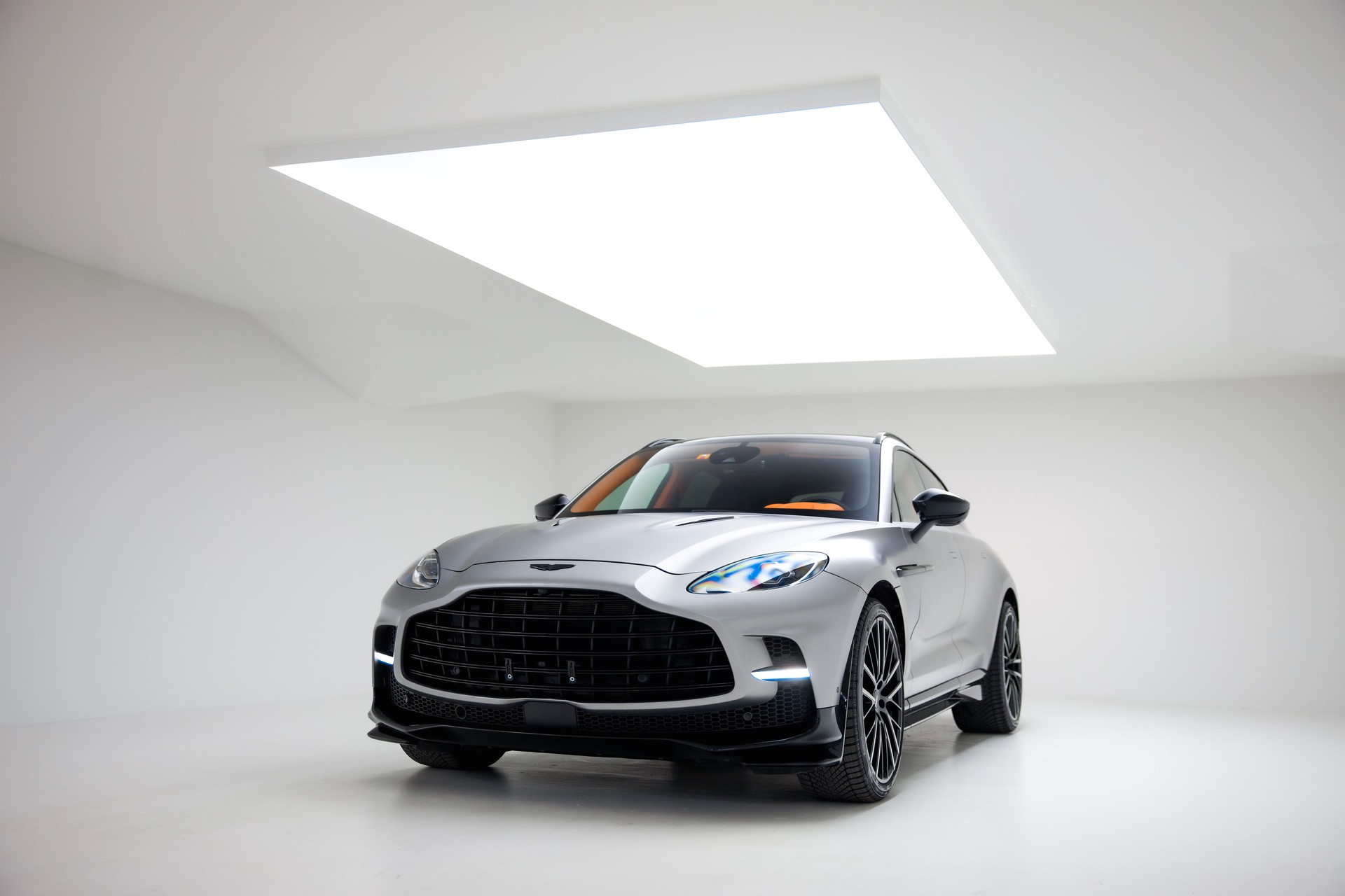 ASTON MARTIN DBX 707 4.0 V8-showroom-element-3