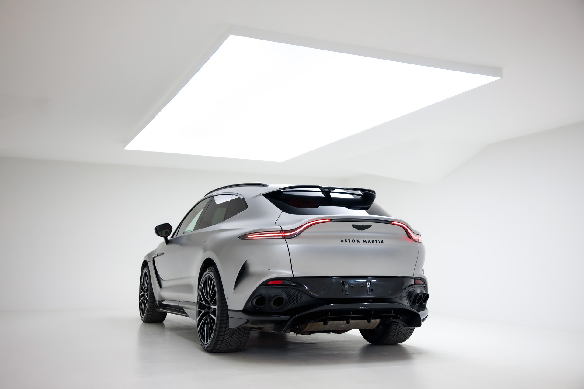 ASTON MARTIN DBX 707 4.0 V8-image-8