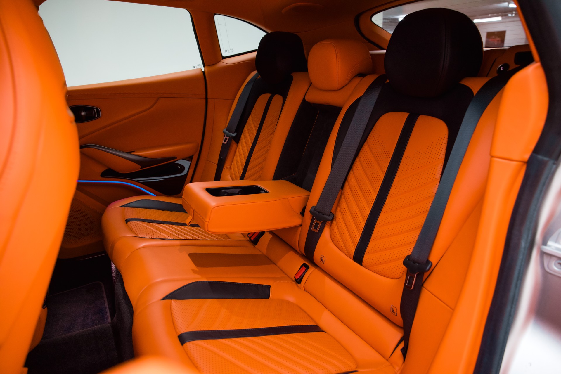 ASTON MARTIN DBX 707 4.0 V8-image-24