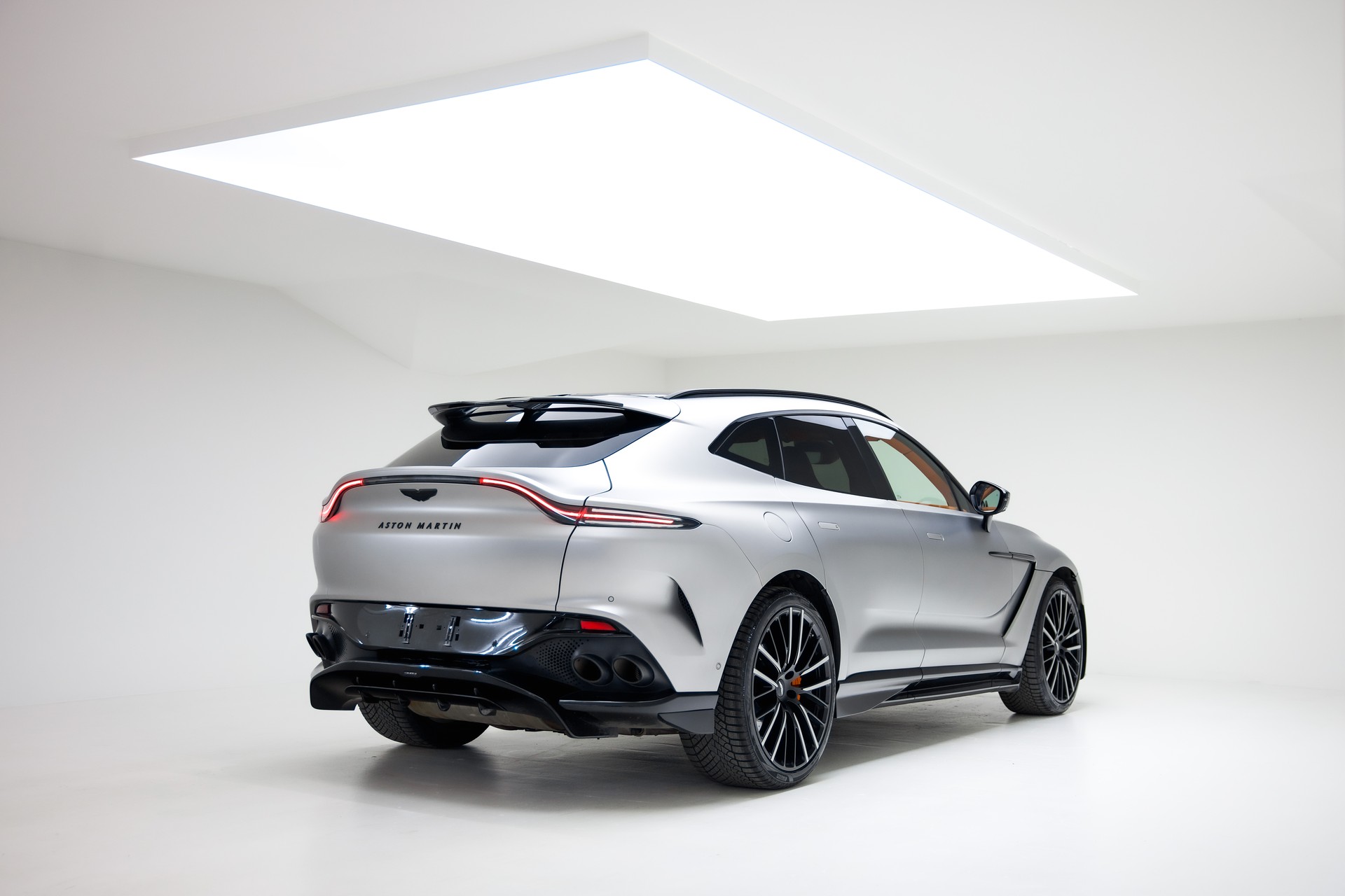 ASTON MARTIN DBX 707 4.0 V8-showroom-element-1