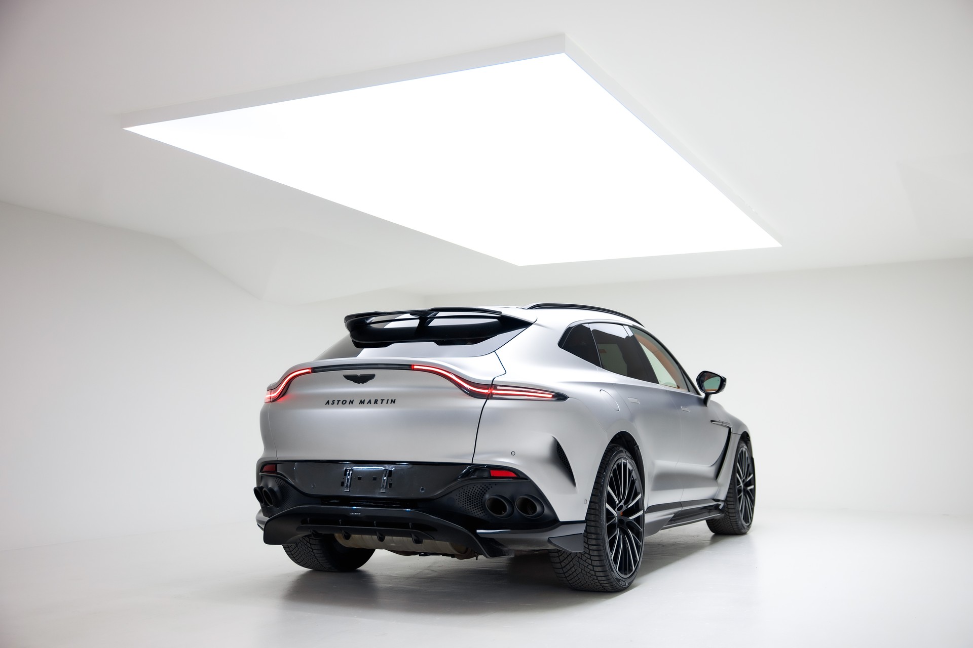 ASTON MARTIN DBX 707 4.0 V8-image-10
