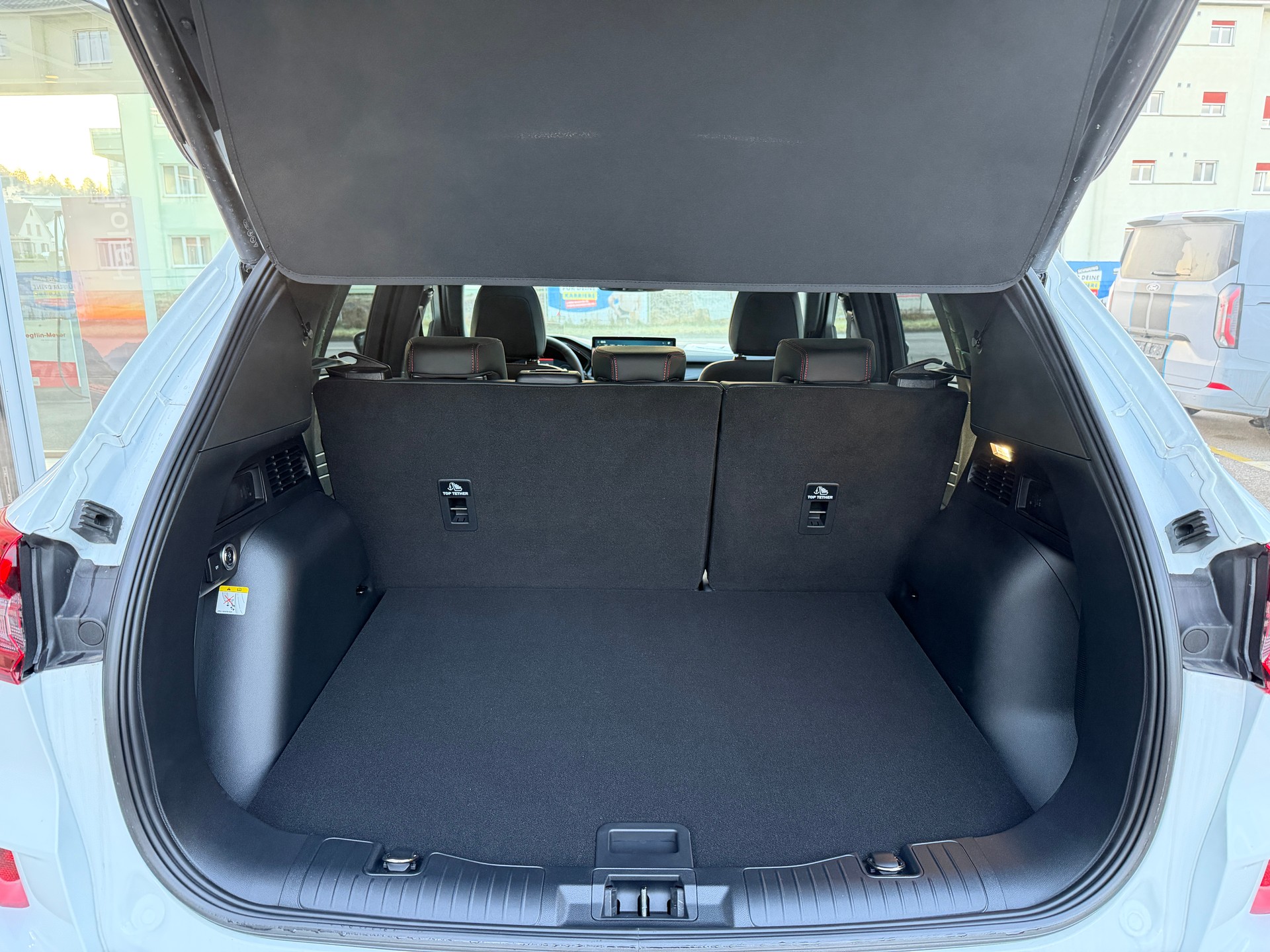 FORD Kuga 2.5 FHEV ST-Line X 4WD-image-12