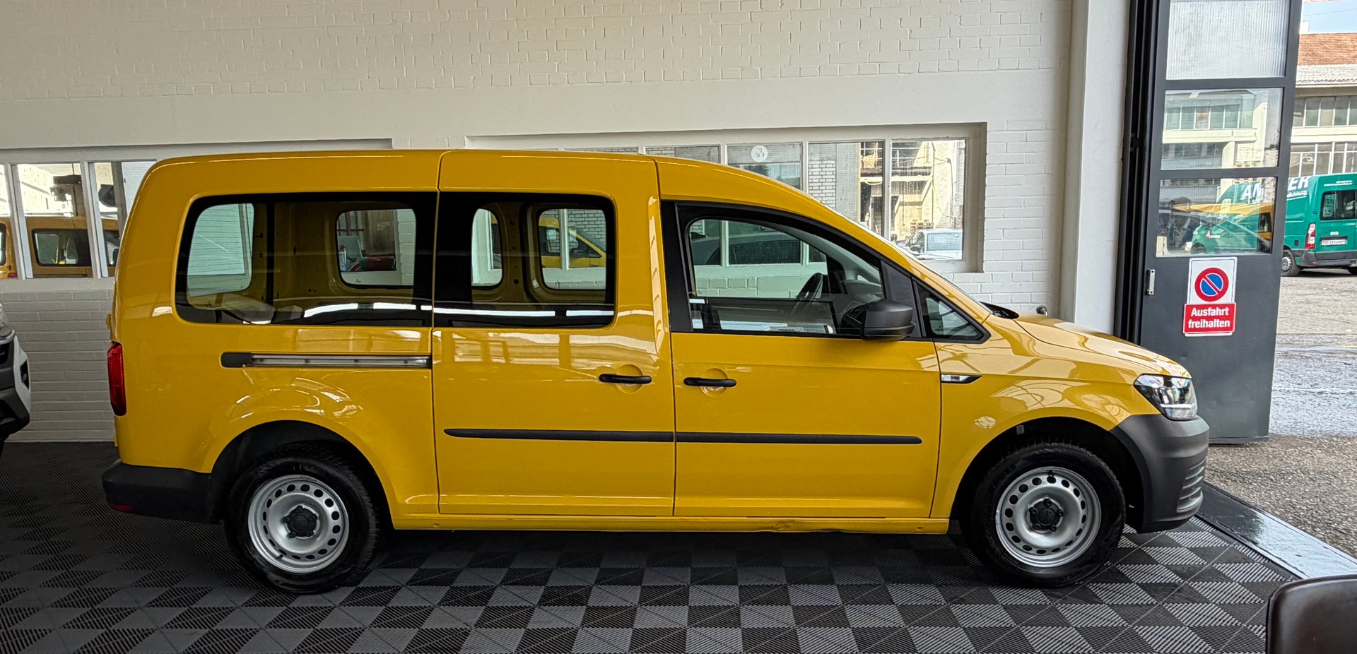 VW Caddy Maxi 1.0TSI BlueMotion Technology-showroom-element-1