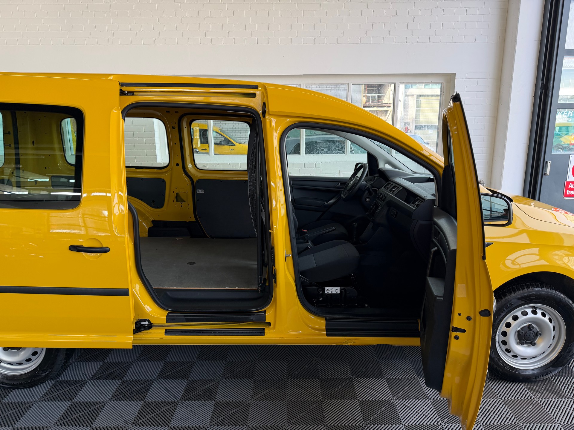 VW Caddy Maxi 1.0TSI BlueMotion Technology-image-9