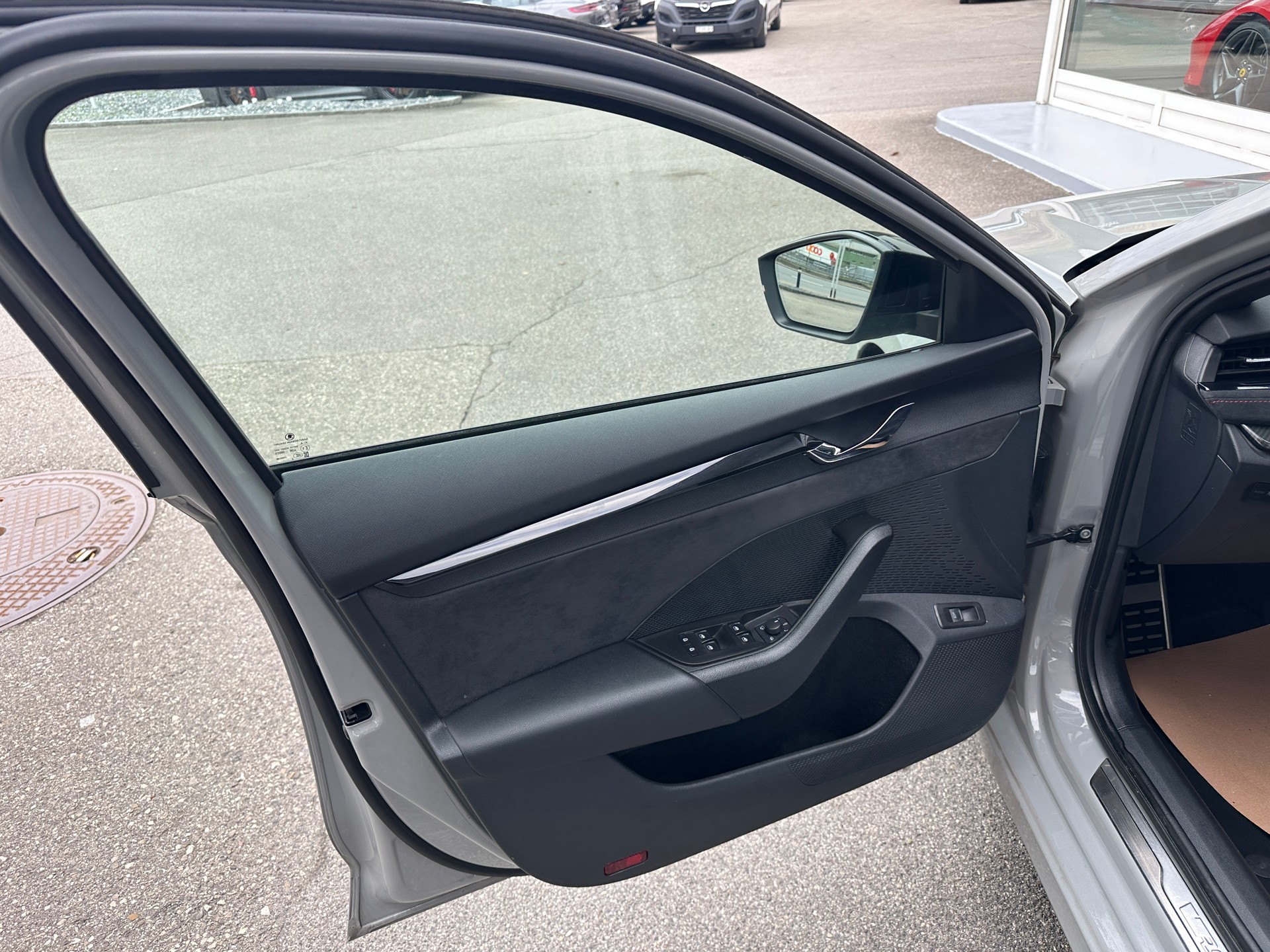 SKODA Octavia Combi 2.0 TSI DSG RS-image-6