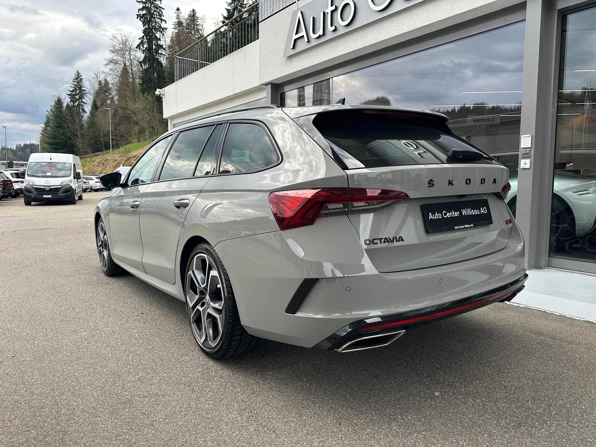 SKODA Octavia Combi 2.0 TSI DSG RS-image-15