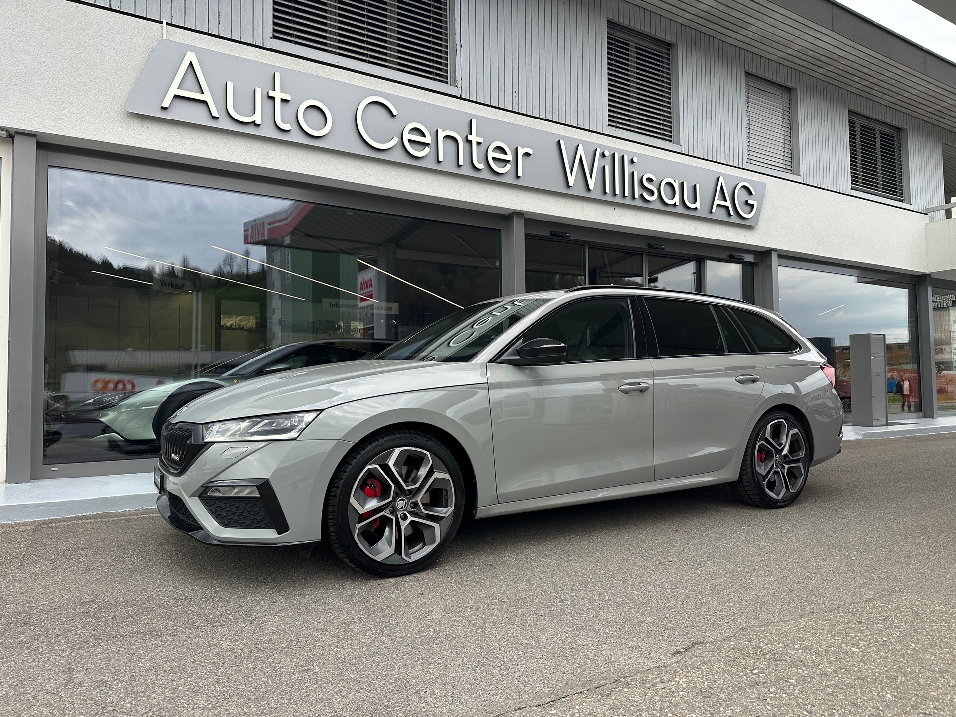 SKODA Octavia Combi 2.0 TSI DSG RS-showroom-element-1
