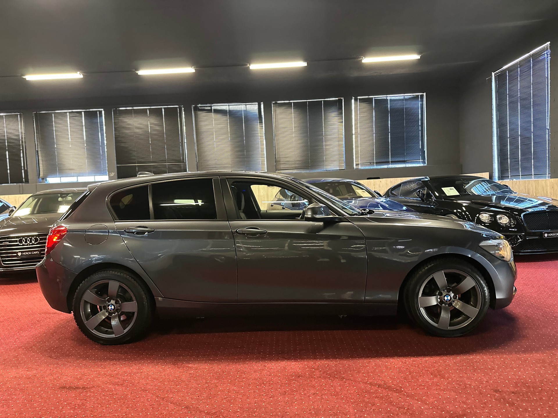 BMW 116i Urban Line Steptronic-showroom-element-3