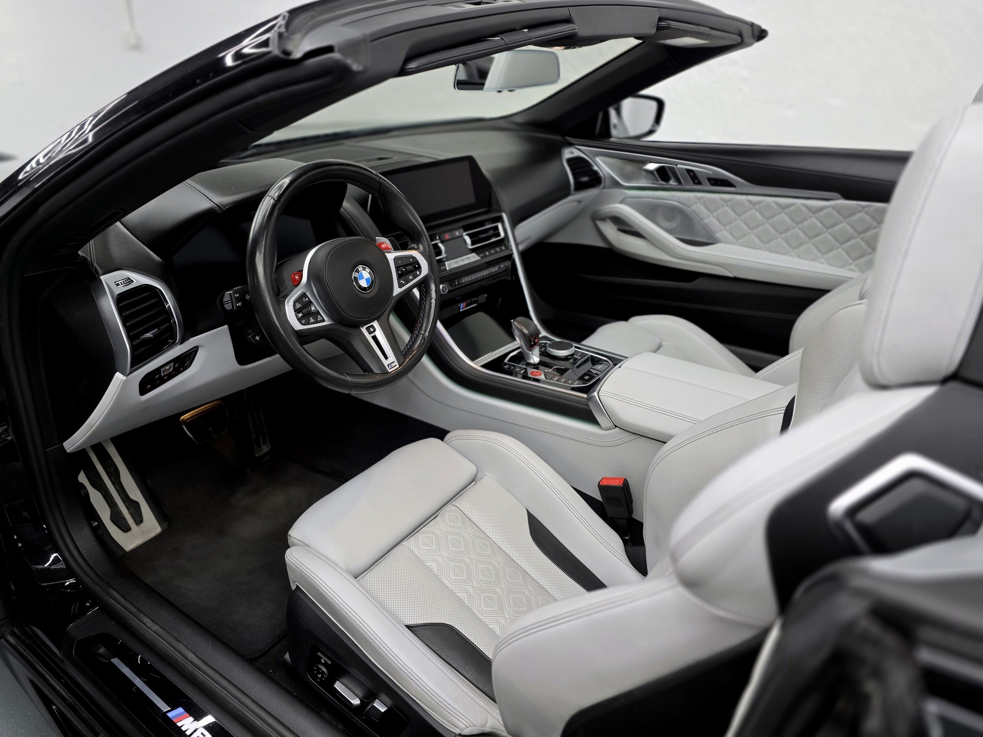 BMW M8 Competition xDrive Cabriolet-image-13