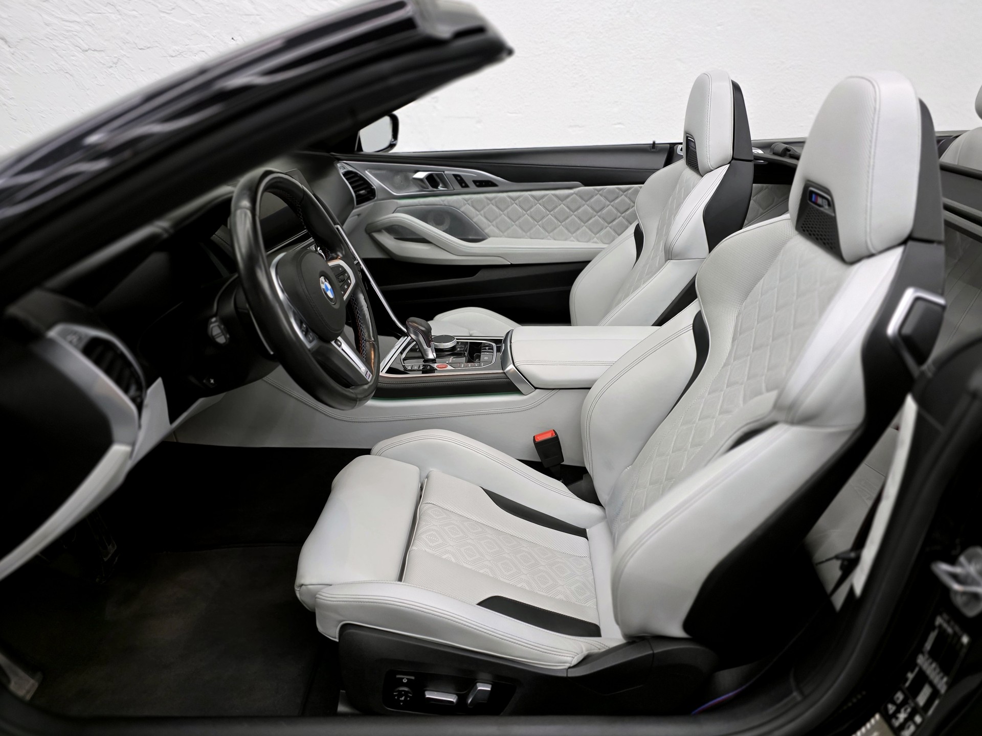 BMW M8 Competition xDrive Cabriolet-image-12
