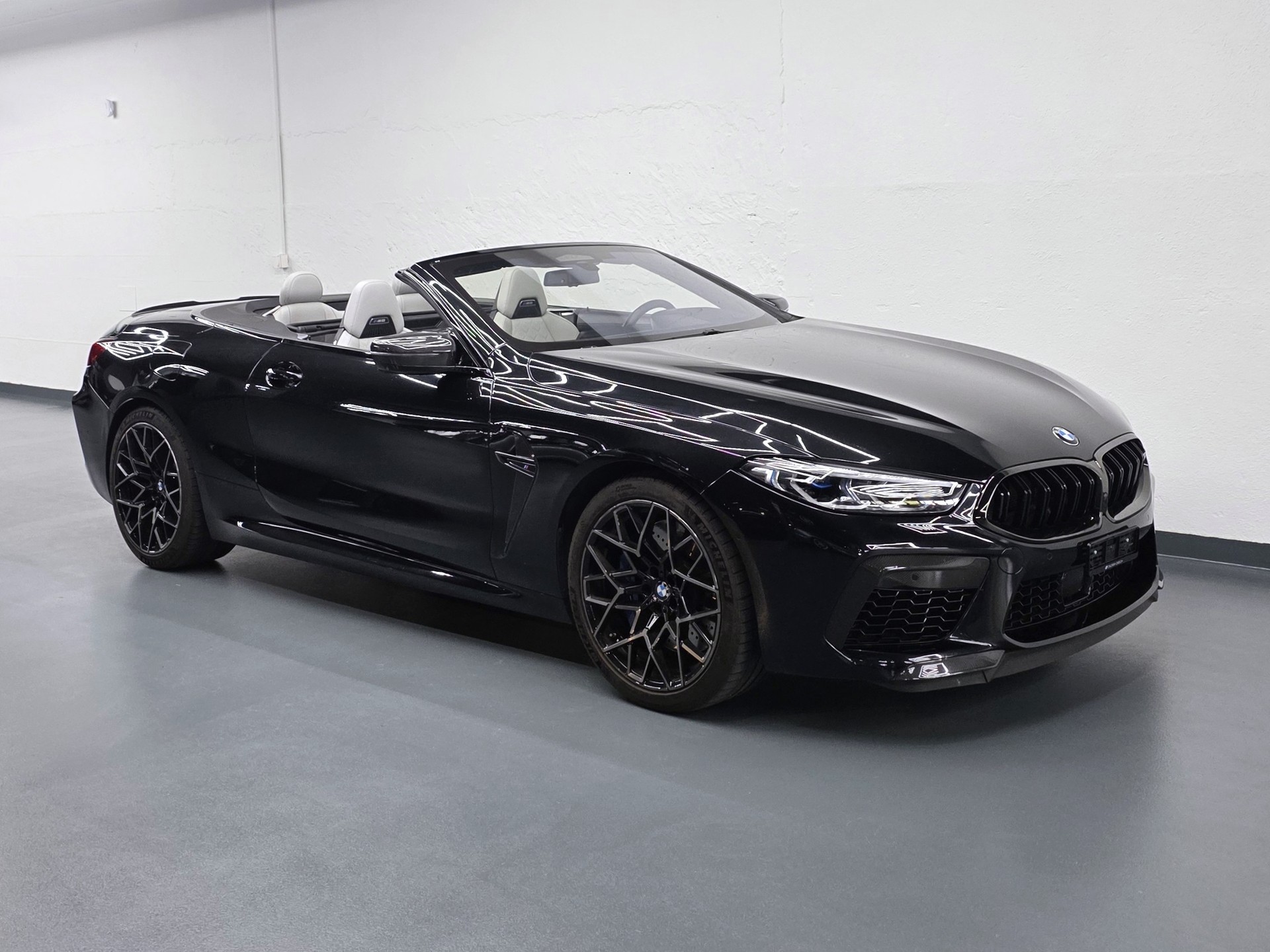BMW M8 Competition xDrive Cabriolet-showroom-element-1