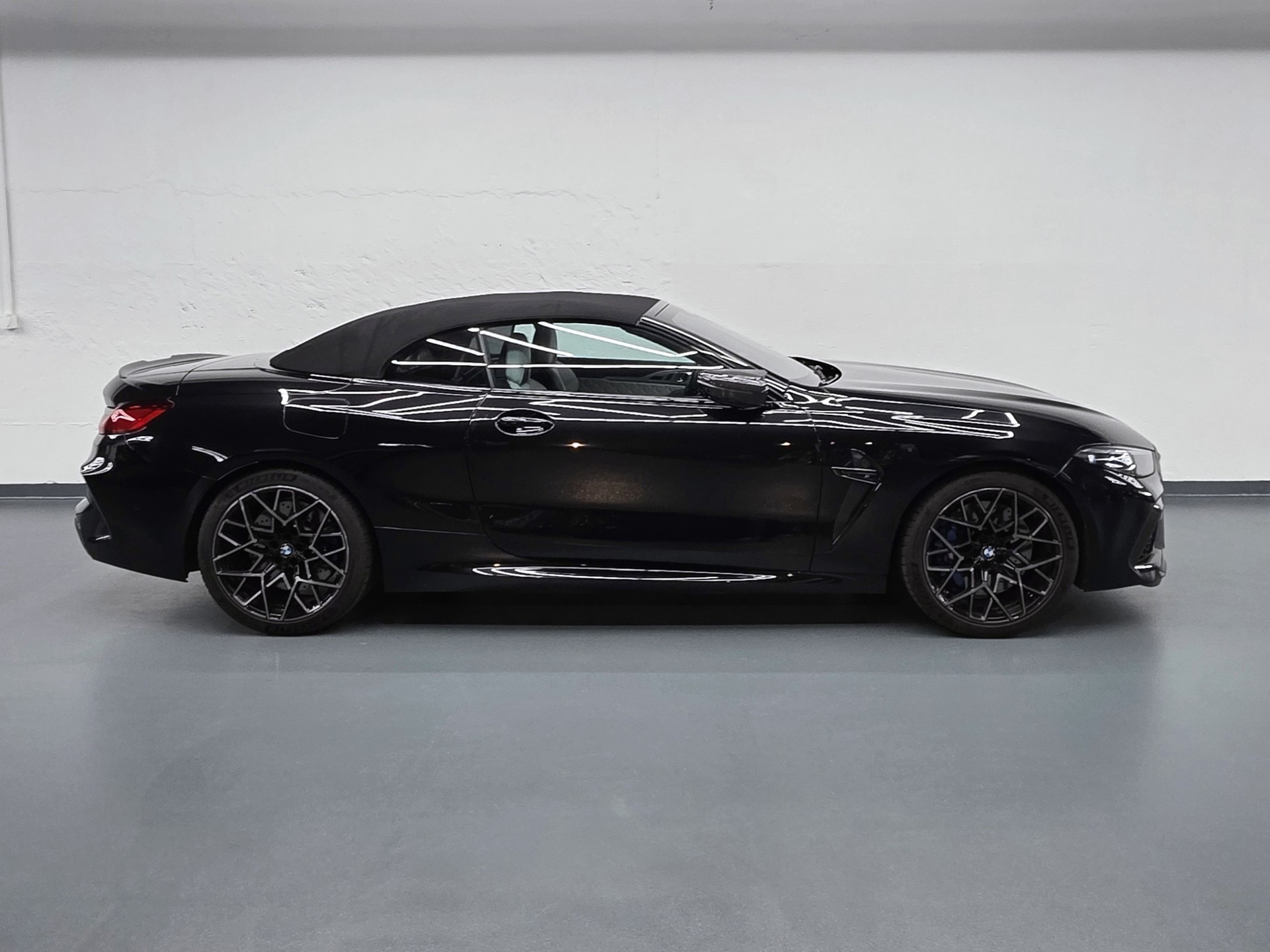 BMW M8 Competition xDrive Cabriolet-showroom-element-3