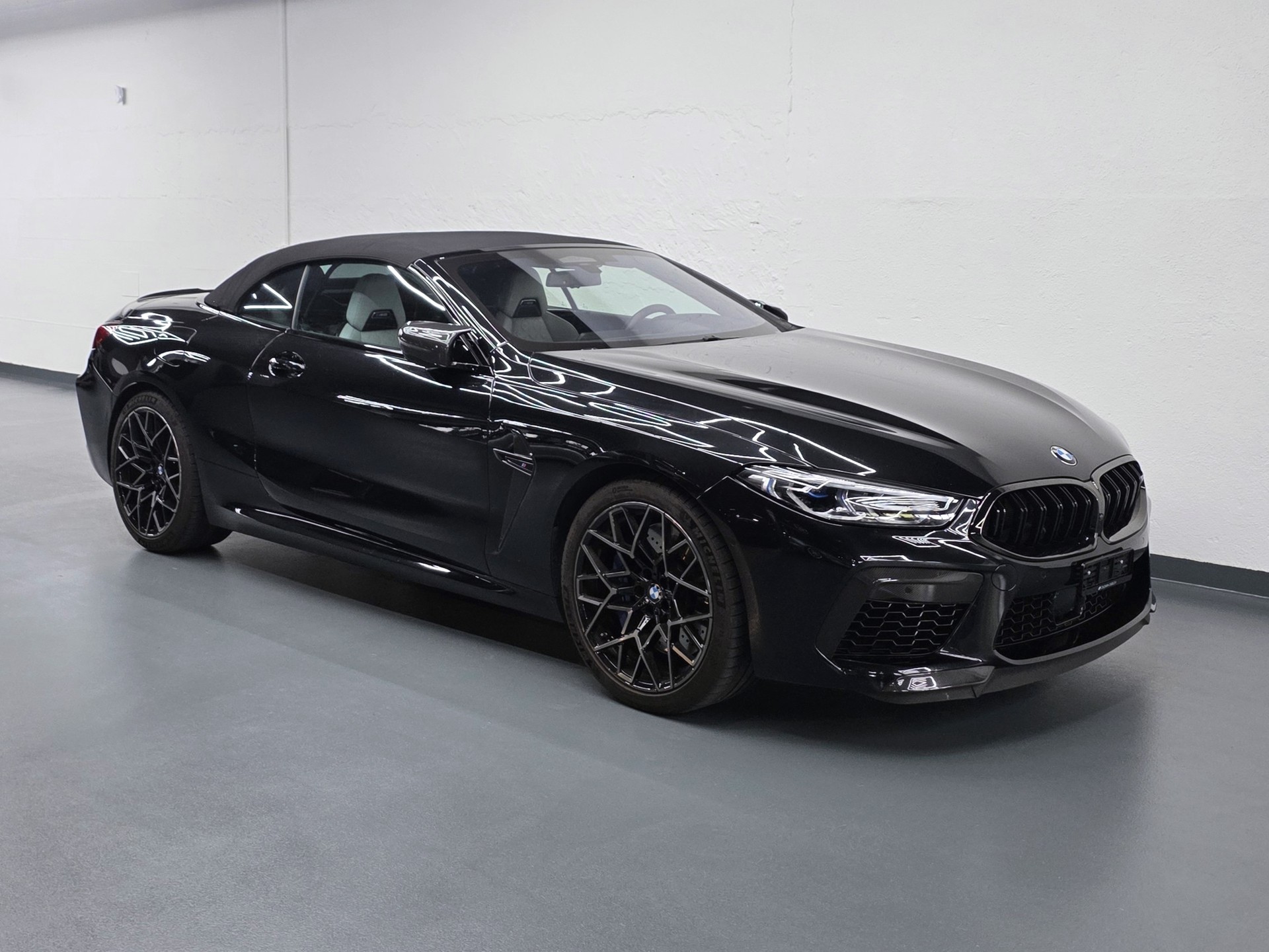 BMW M8 Competition xDrive Cabriolet-image-4