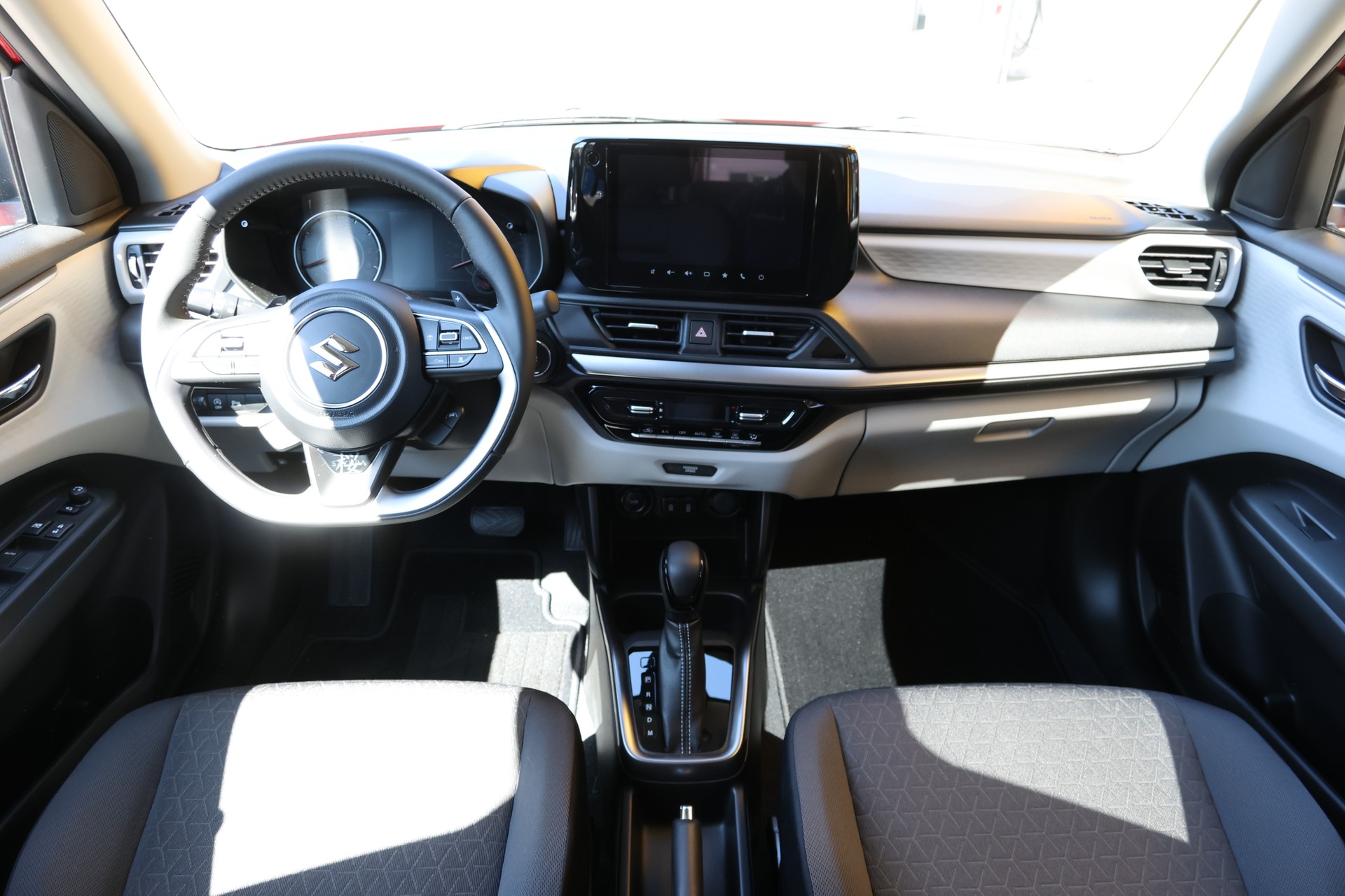 SUZUKI Swift 1.2i Sakura Top Hybrid CVT-showroom-element-3