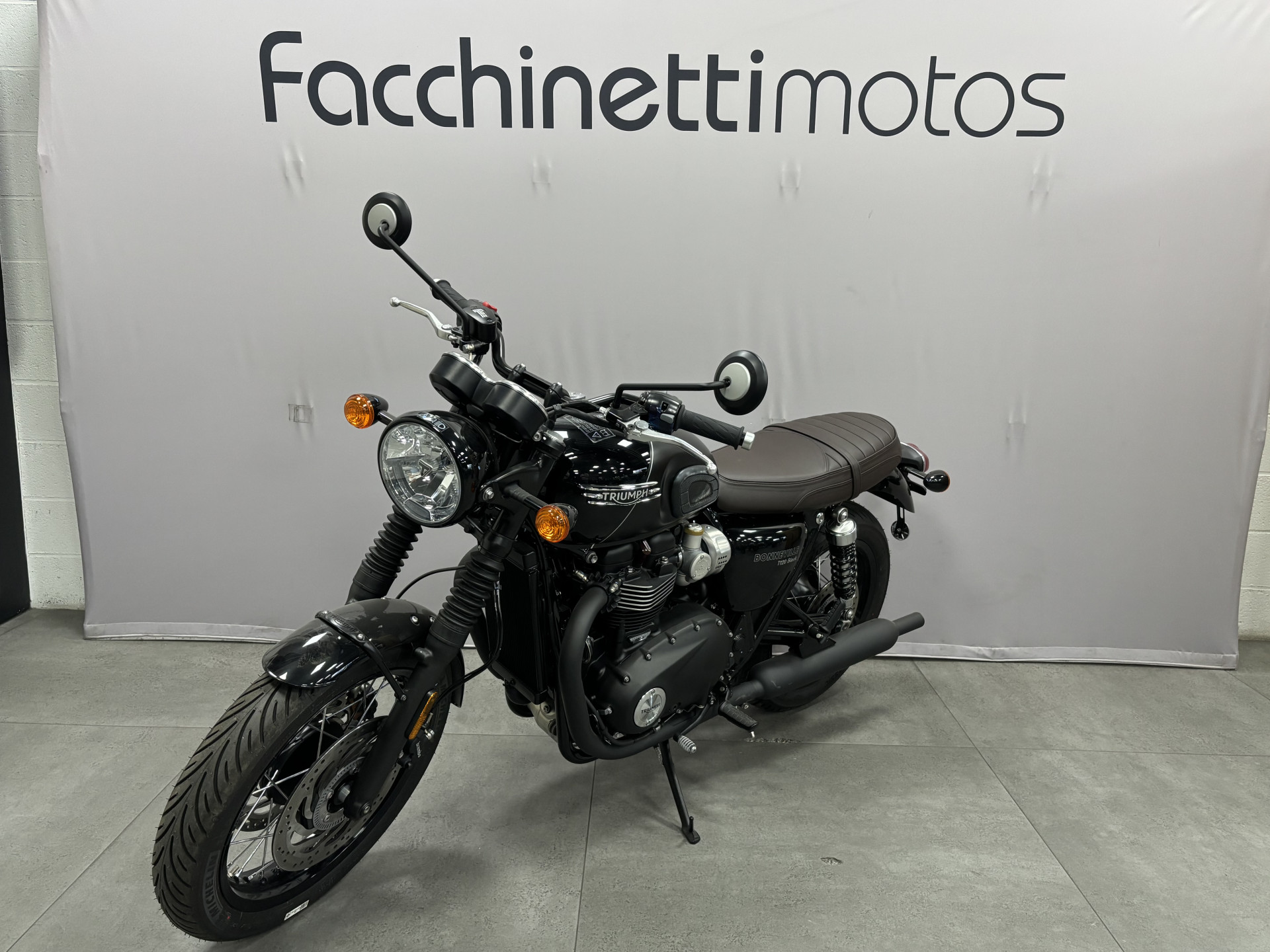 TRIUMPH Bonneville T120 Black-image-2