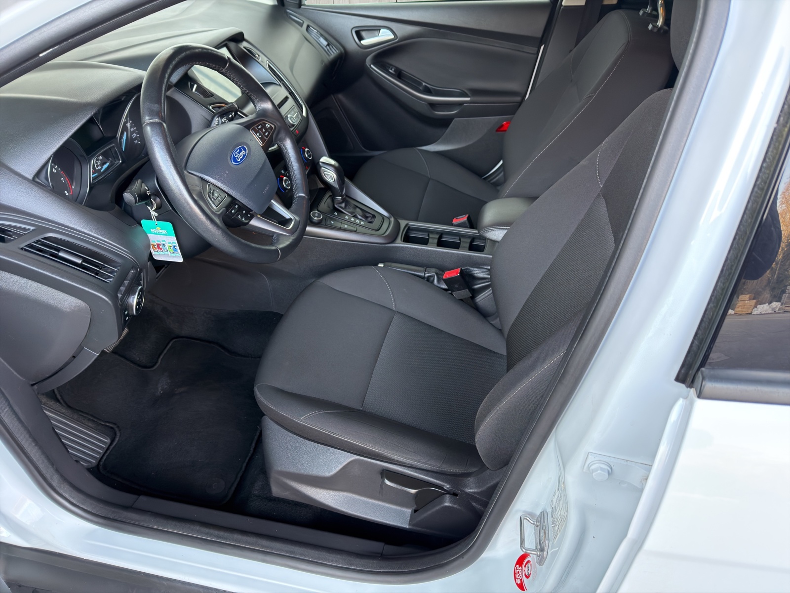 FORD Focus 1.0 SCTi Red Edition Automatic-image-9