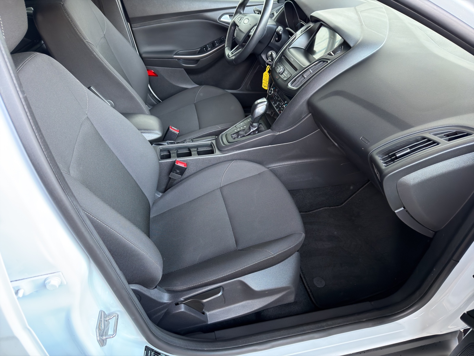 FORD Focus 1.0 SCTi Red Edition Automatic-image-12