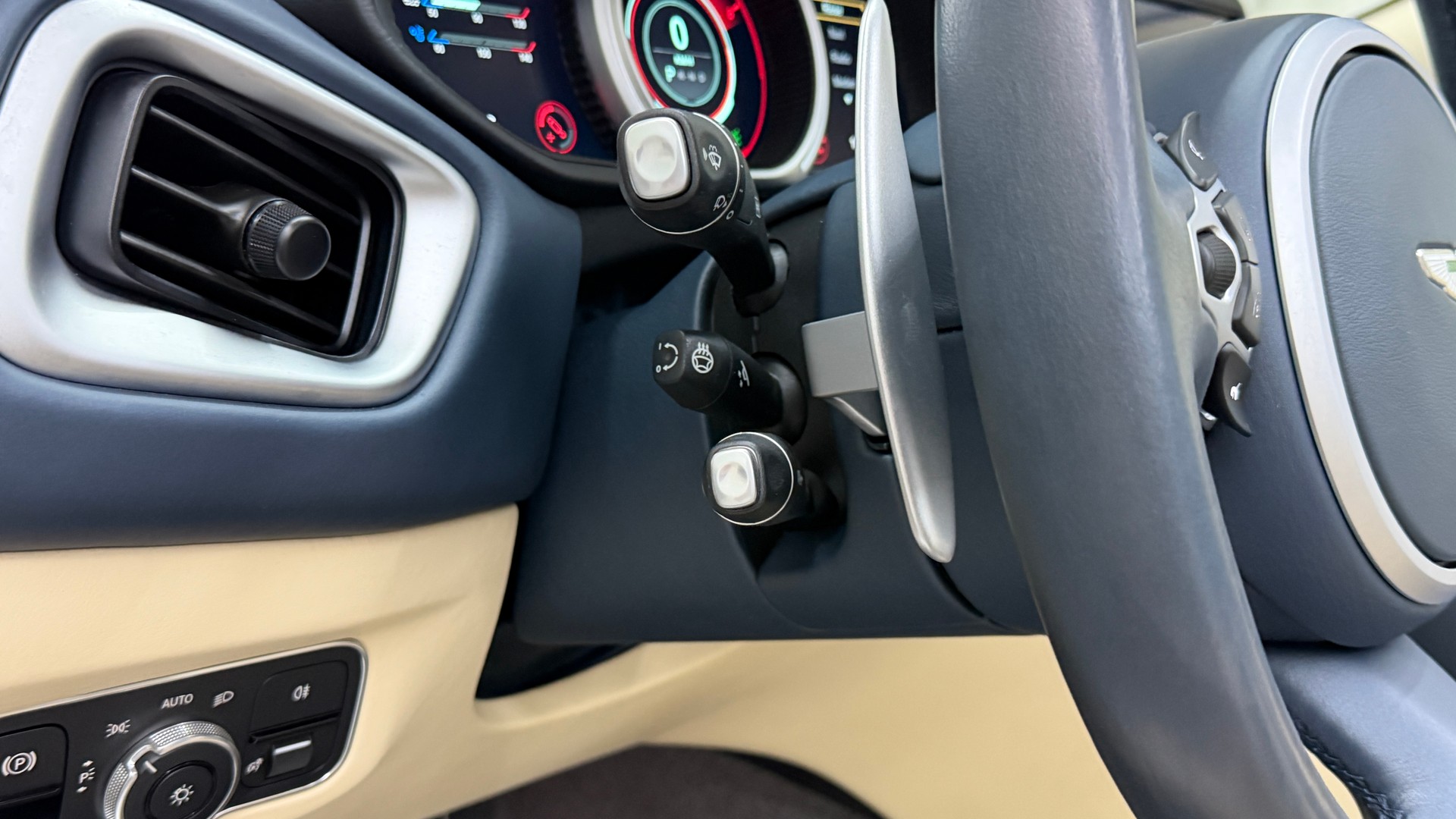 ASTON MARTIN DB11 V8 Volante Touchtronic 3-image-17