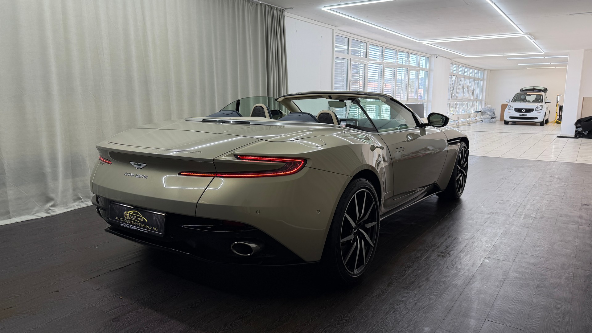 ASTON MARTIN DB11 V8 Volante Touchtronic 3-image-3