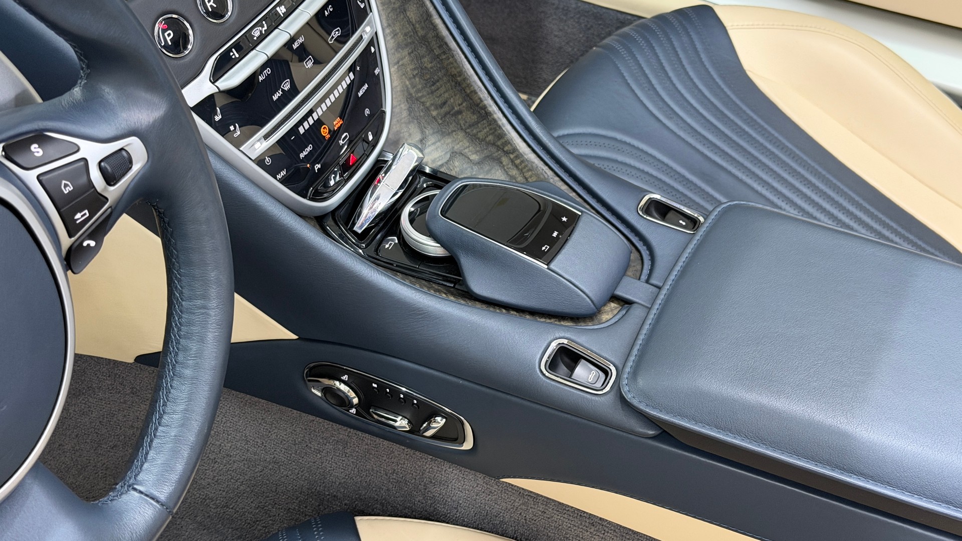 ASTON MARTIN DB11 V8 Volante Touchtronic 3-image-12
