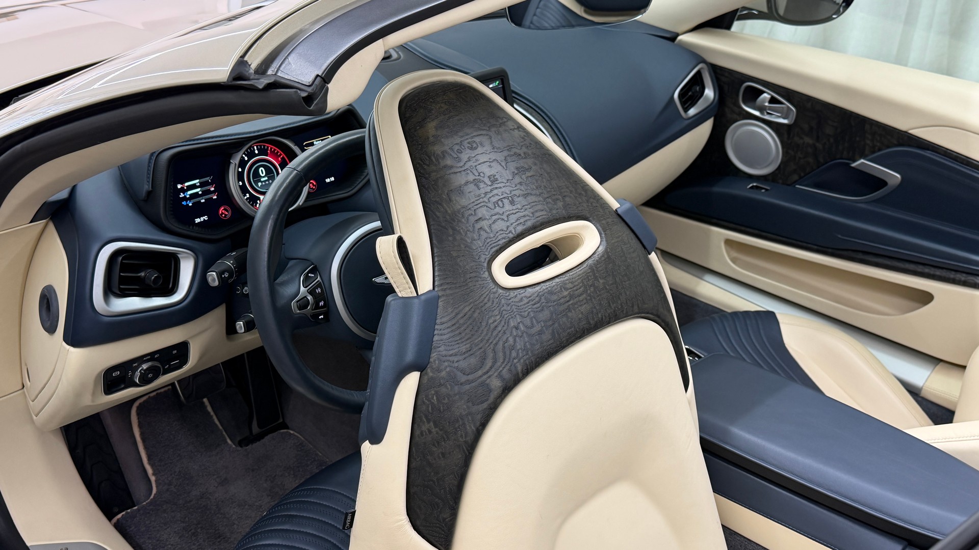 ASTON MARTIN DB11 V8 Volante Touchtronic 3-image-14