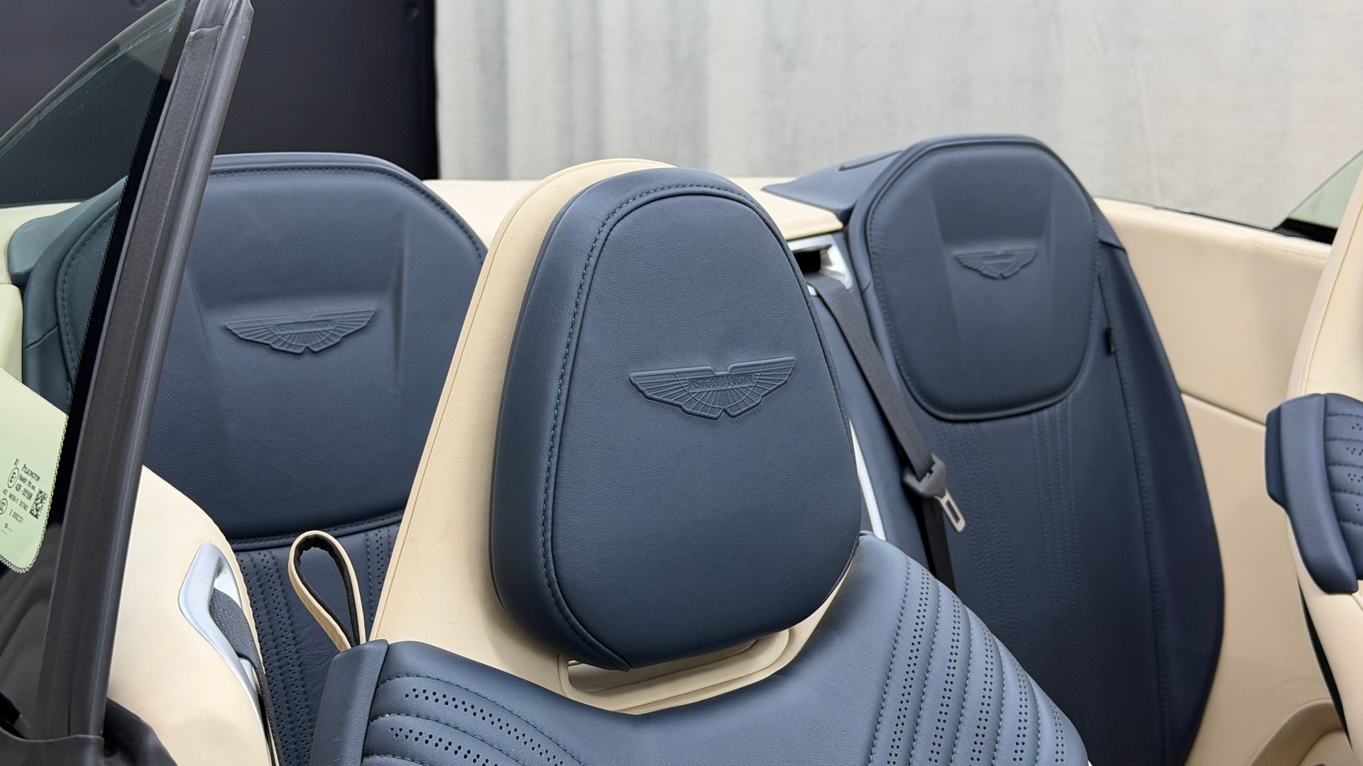 ASTON MARTIN DB11 V8 Volante Touchtronic 3-image-16