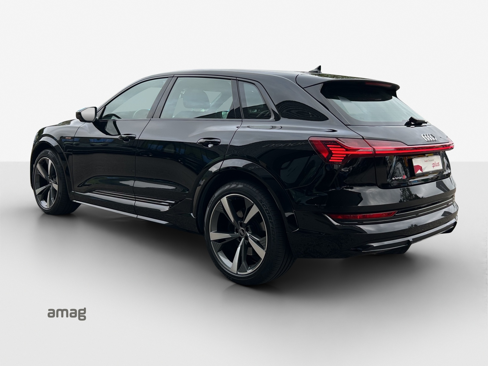AUDI e-tron S quattro-showroom-element-2