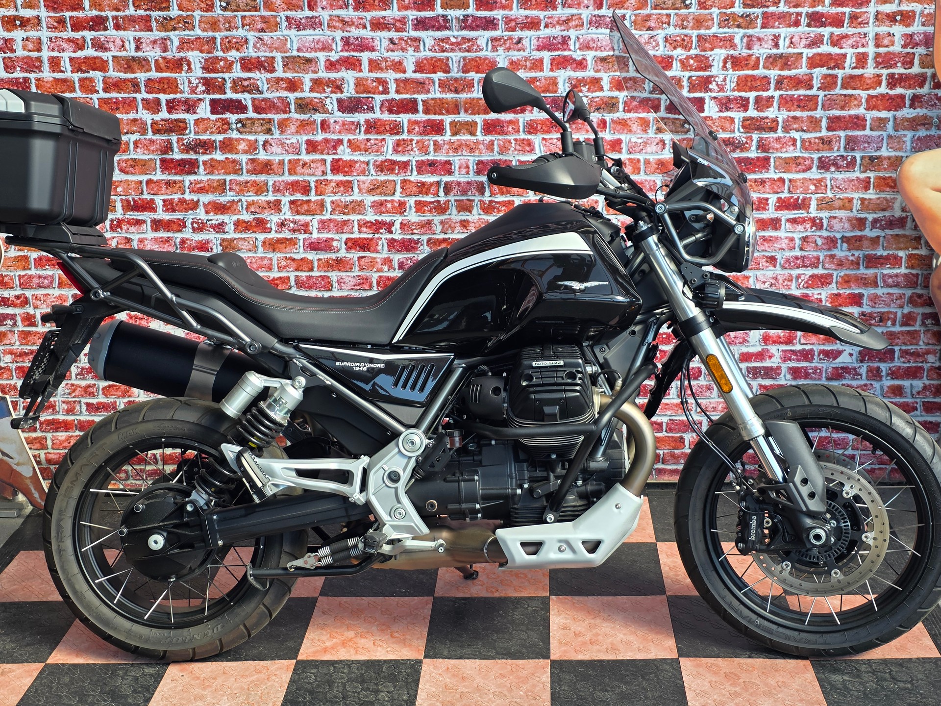 MOTO GUZZI V85 TT Guardia d'Onore-image-2