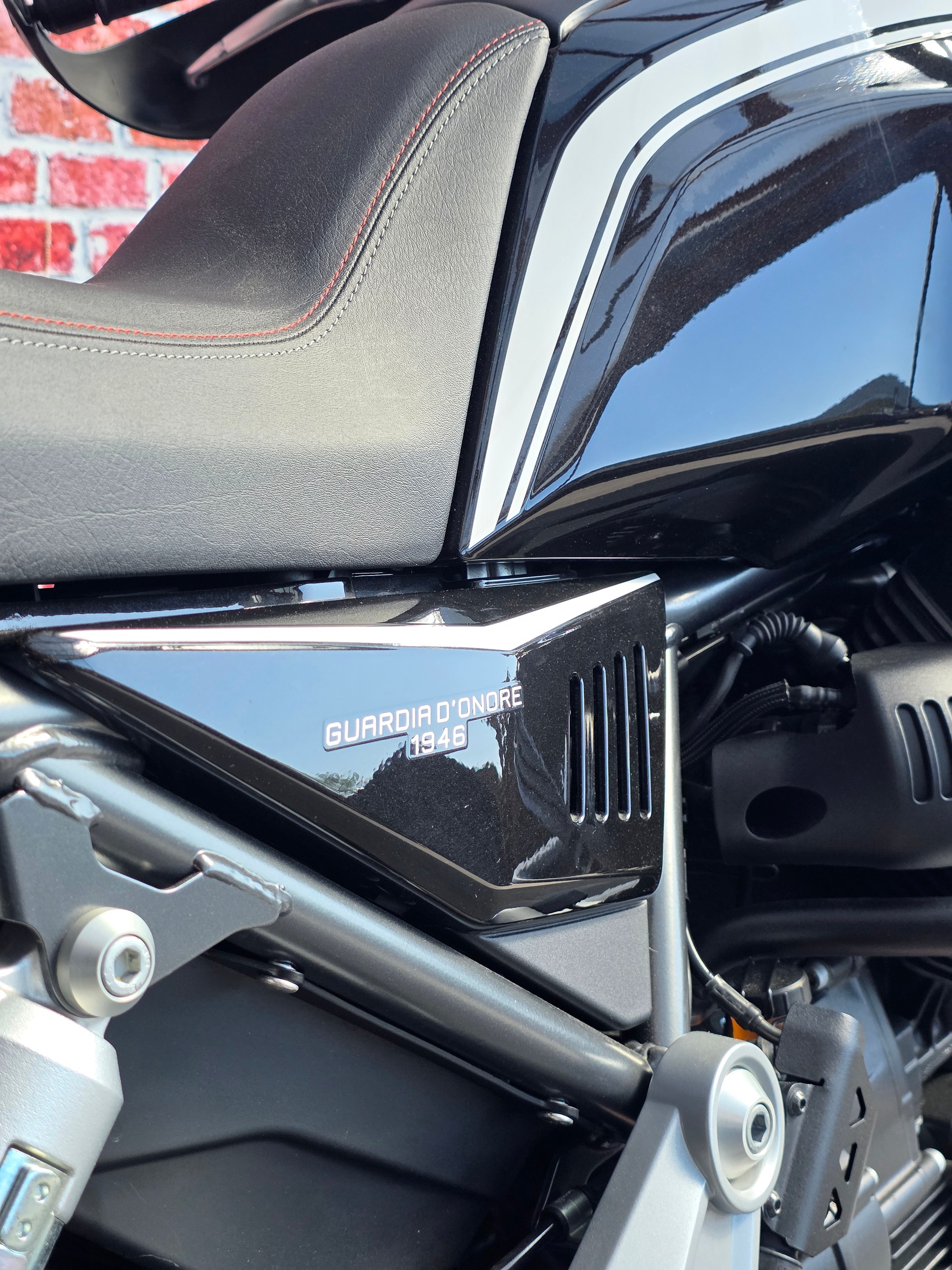 MOTO GUZZI V85 TT Guardia d'Onore-image-12