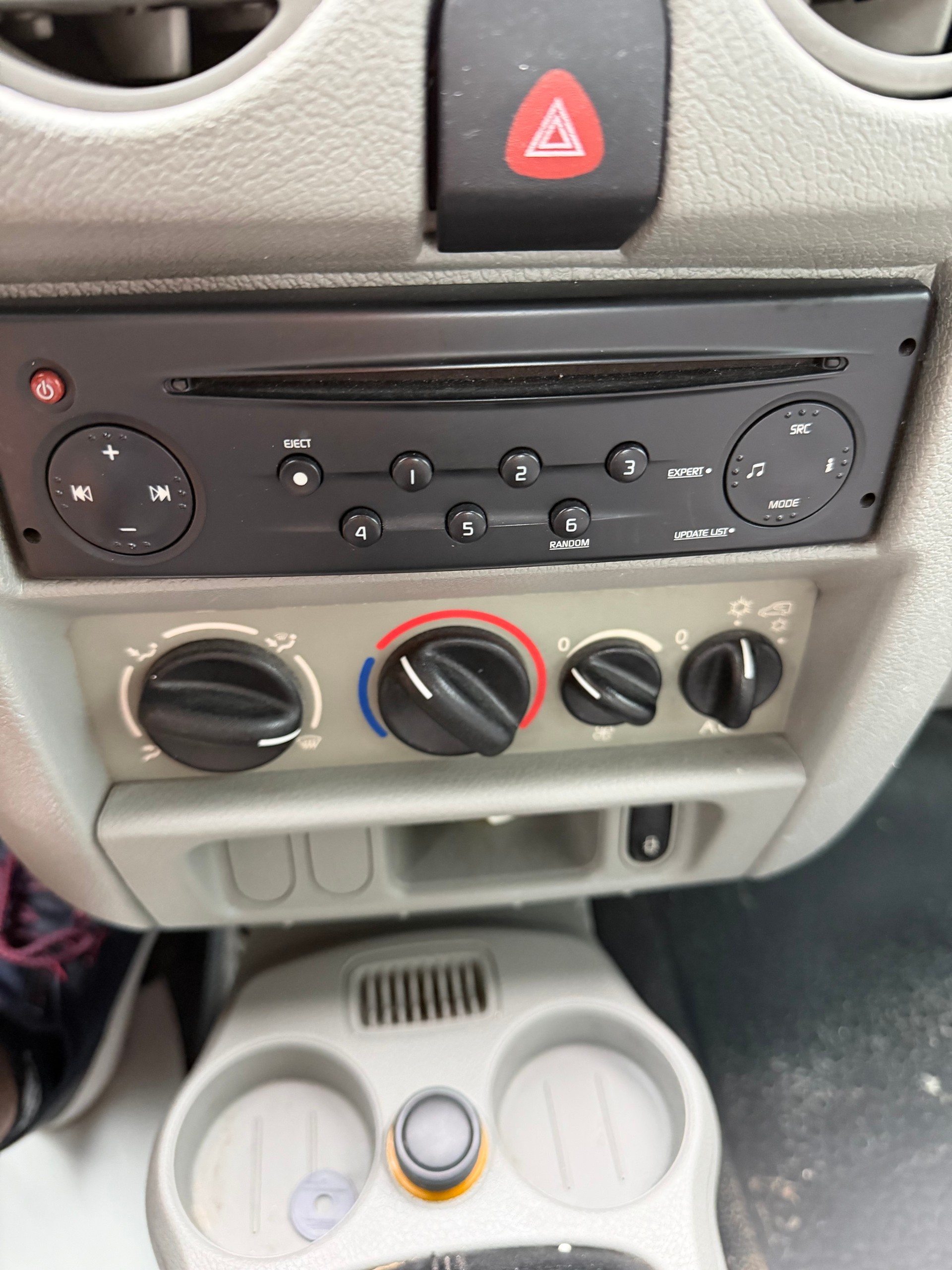 RENAULT Kangoo 1.5 dCi-image-8