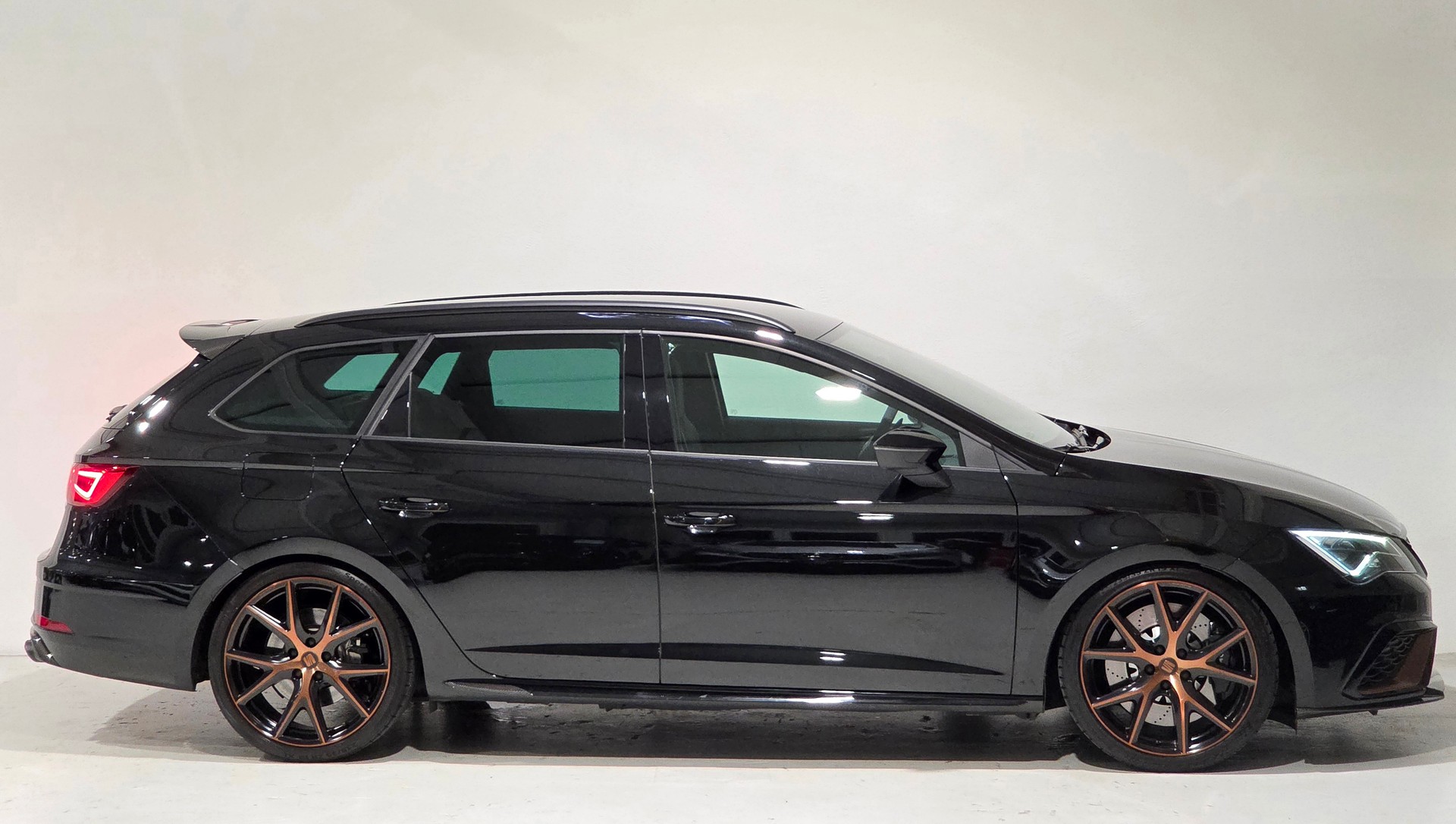 SEAT Leon ST 2.0 TSI Cupra R 300 4 Drive DSG Limited Edition-image-20