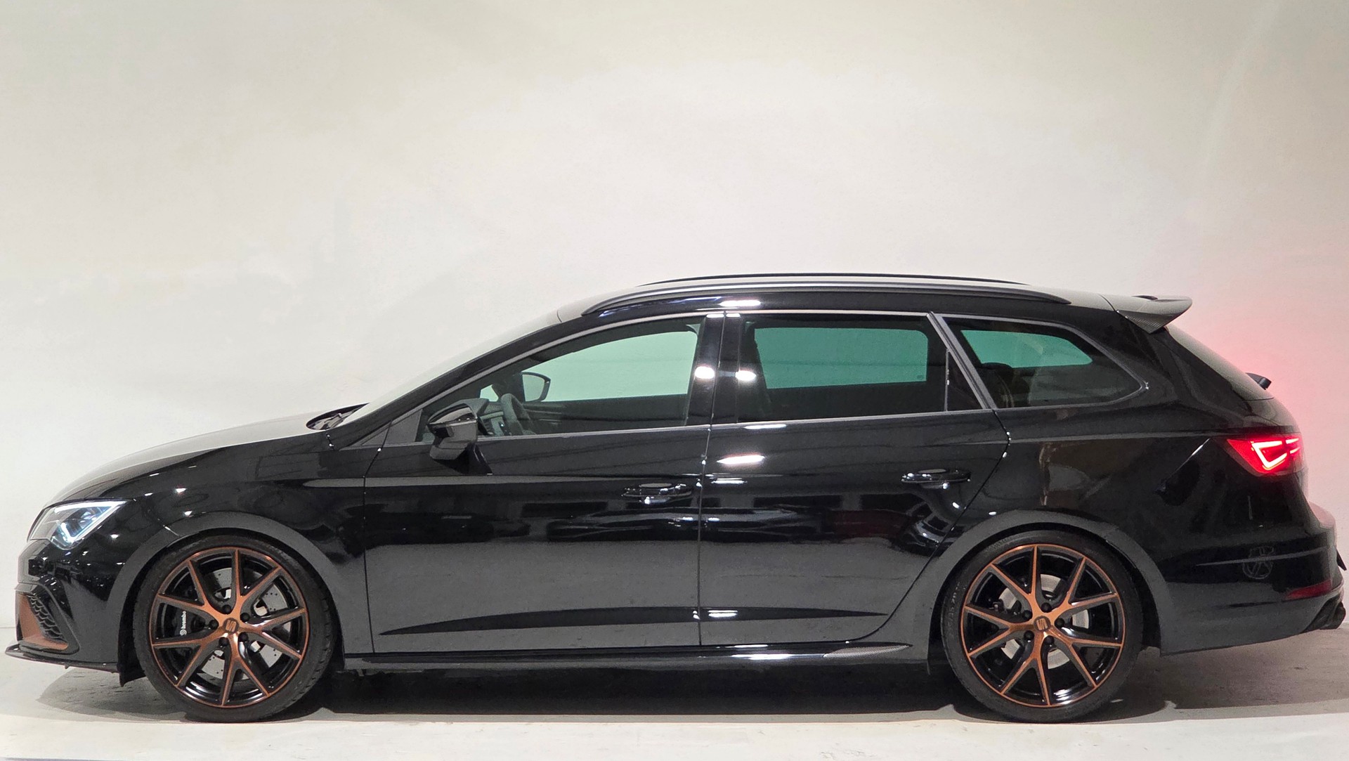 SEAT Leon ST 2.0 TSI Cupra R 300 4 Drive DSG Limited Edition-showroom-element-1