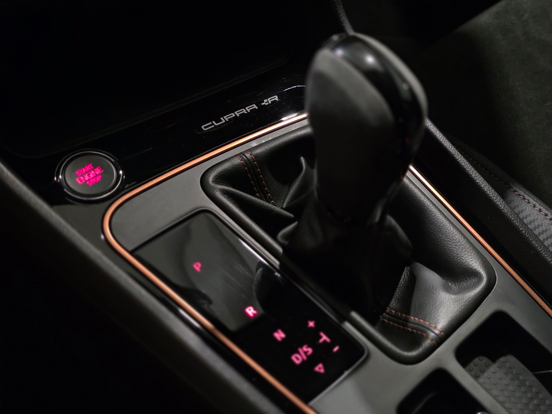 SEAT Leon ST 2.0 TSI Cupra R 300 4 Drive DSG Limited Edition-image-9
