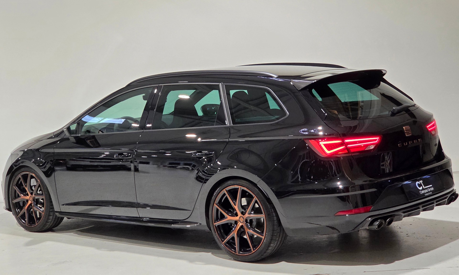 SEAT Leon ST 2.0 TSI Cupra R 300 4 Drive DSG Limited Edition-showroom-element-2